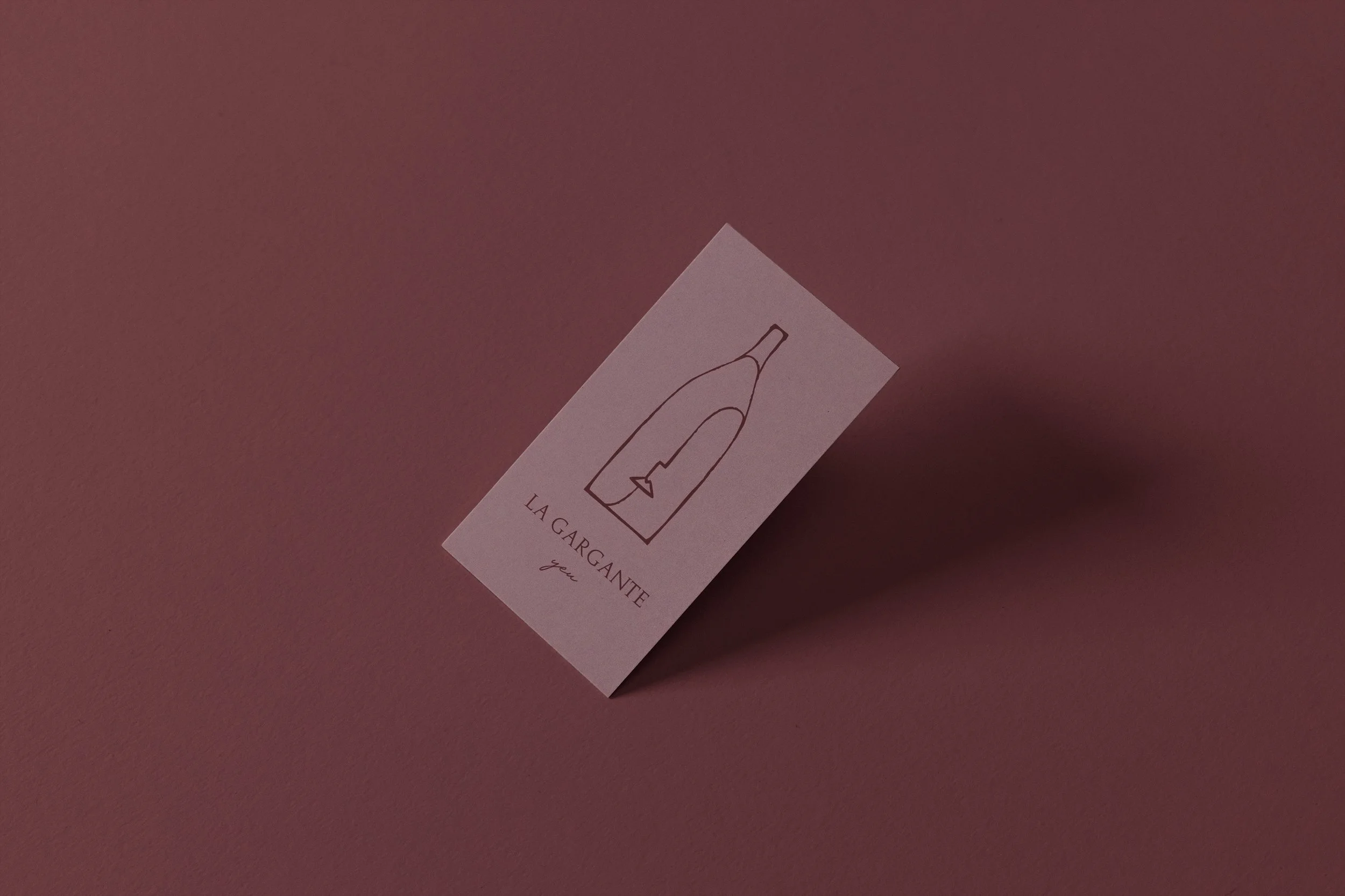 Une carte avec une illustration d'une bouteille de champagne et le texte 'LA GARGANTÉ' sur un fond rose