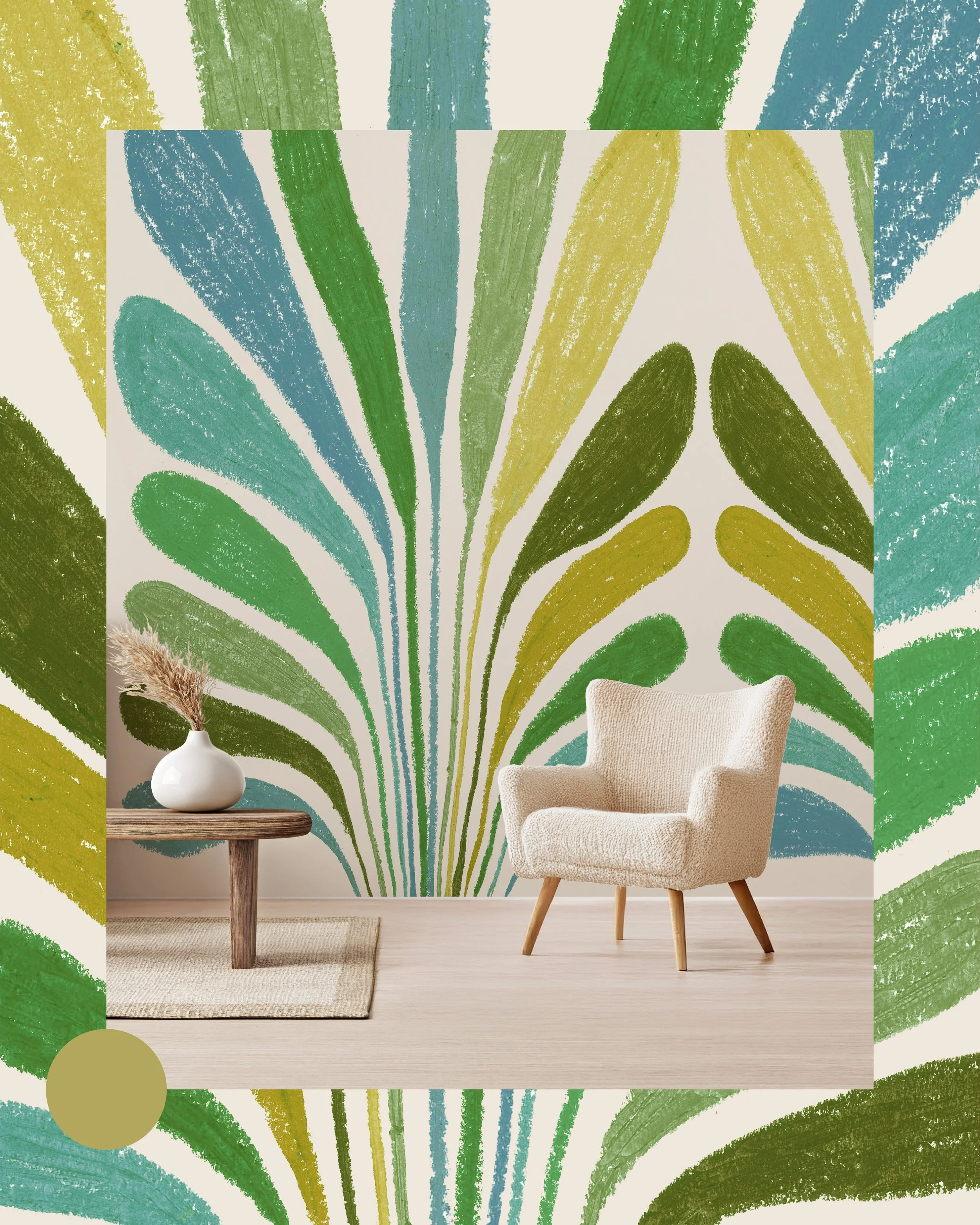 Un mur avec une décoration murale d'art abstrait représentant des feuilles, des formes organiques dans des tons verts, bleus et jaunes. Dans le coin inférieur gauche, vase blanc avec des plumes ou des herbes séchées, à côté d'une table en bois. Un fauteuil beige en tissu épaisses et un tapis beige clair complètent la scène de salon contemporain.