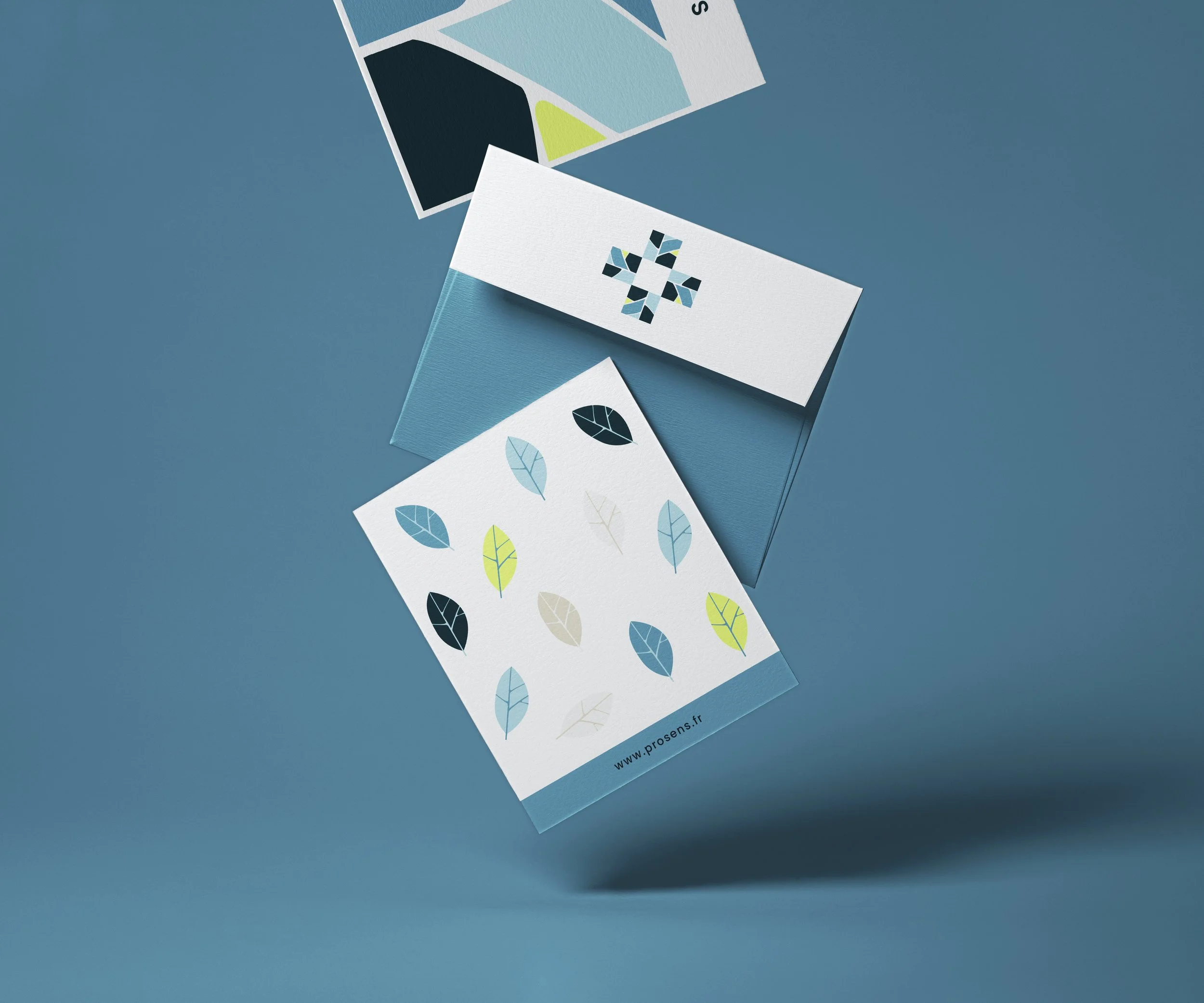 Cartes de visite ou flyers sur un fond bleu, avec des motifs de feuilles et un symbole de croix stylisée, liés à l'environnement ou la santé.