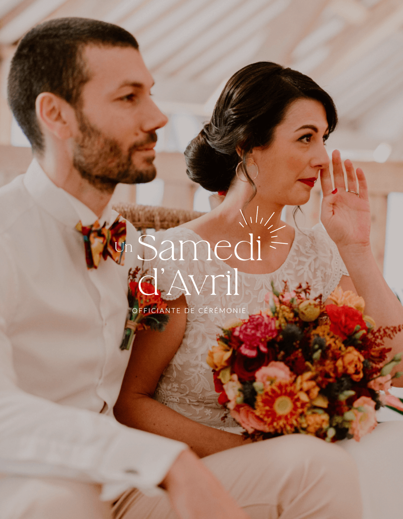Un couple en tenue de mariage lors d'une cérémonie, avec des fleurs colorées, dans une ambiance chaleureuse.