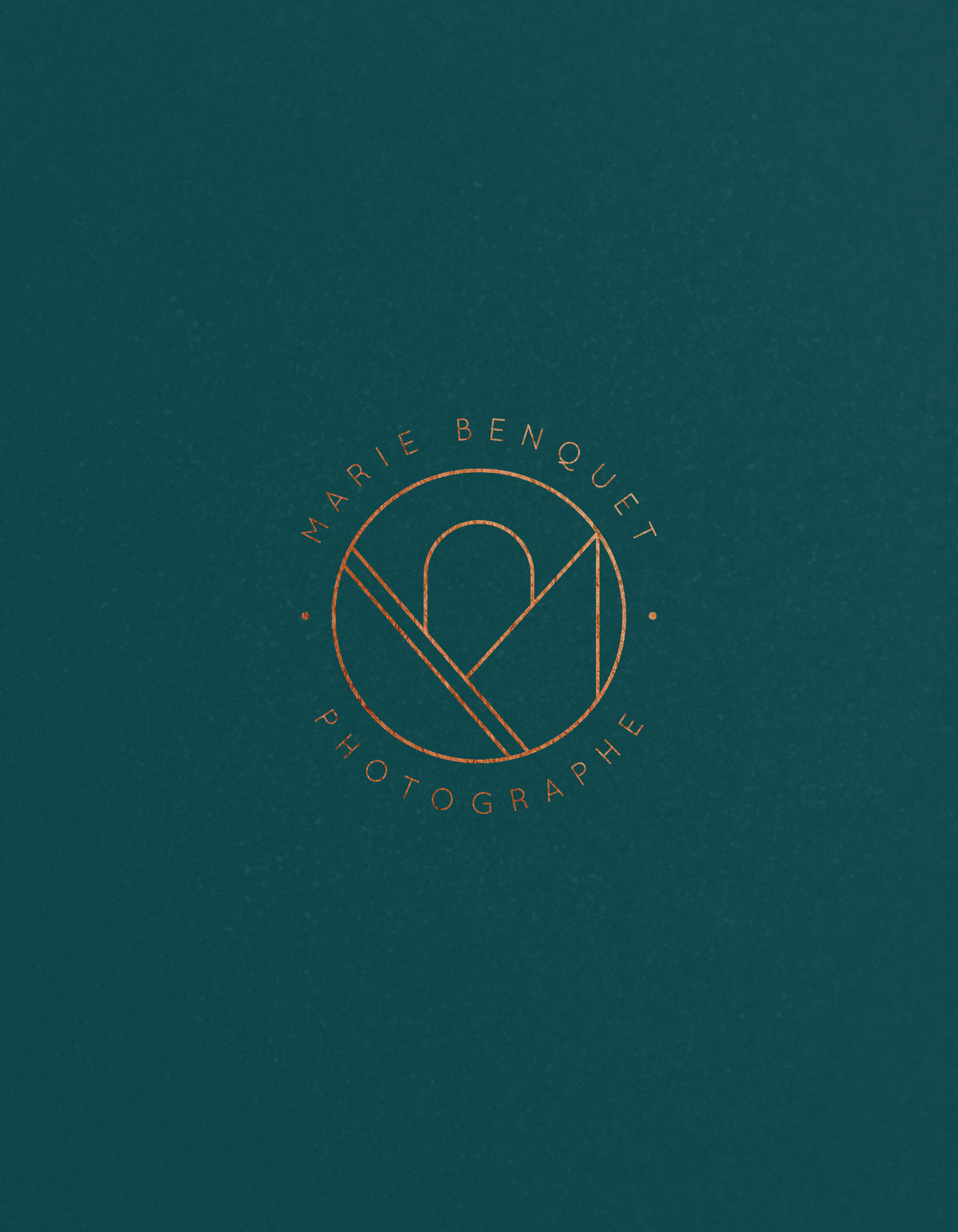 Logo de la marque Marine Benoquet, stylisé avec un cercle contenant une ligne diagonale et une forme en V, avec le texte 'Marina Benoquet Photographe' autour.