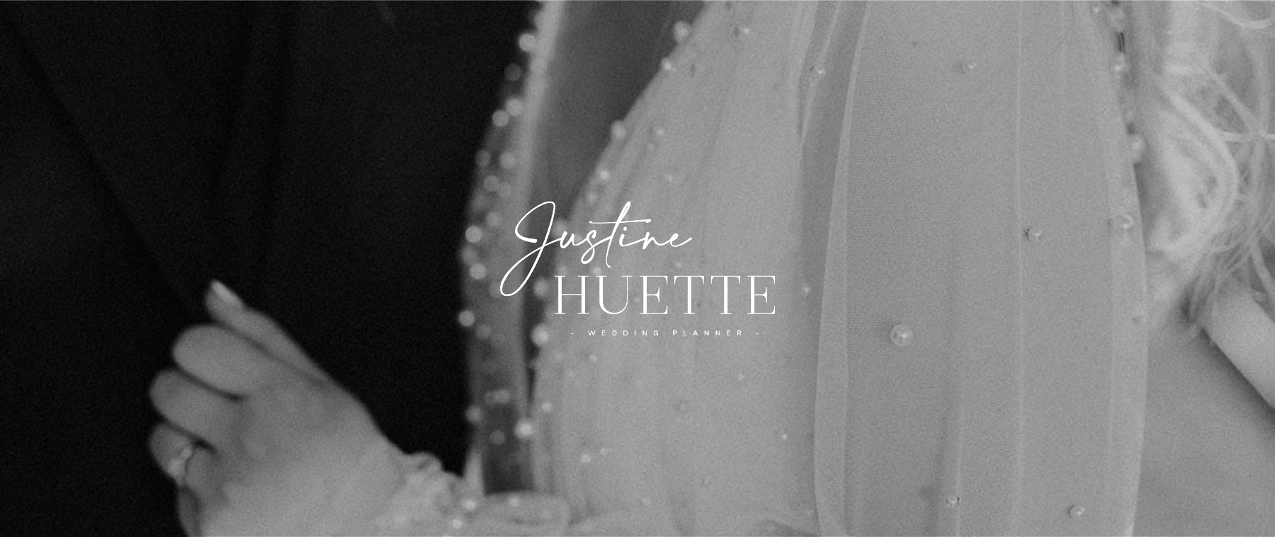 Photo en noir et blanc montrant un couple de mariés, mettant en valeur la robe de mariée et une main portant une alliance.