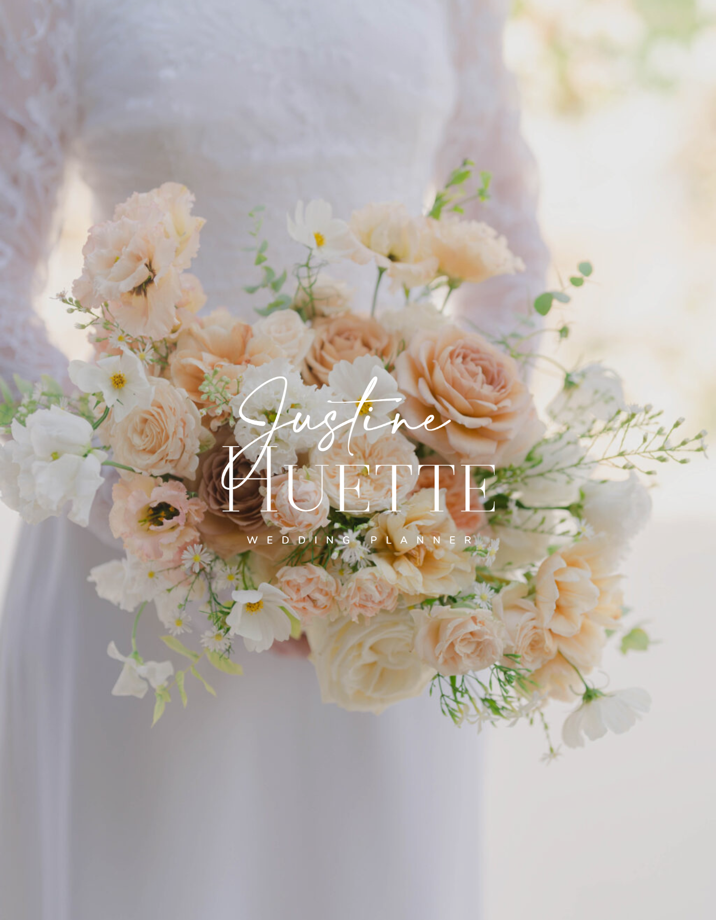 Coupe de mariage avec un bouquet de fleurs roses et blanches, un fond flou et une écriture blanche "Justine Huette Wedding Planner".