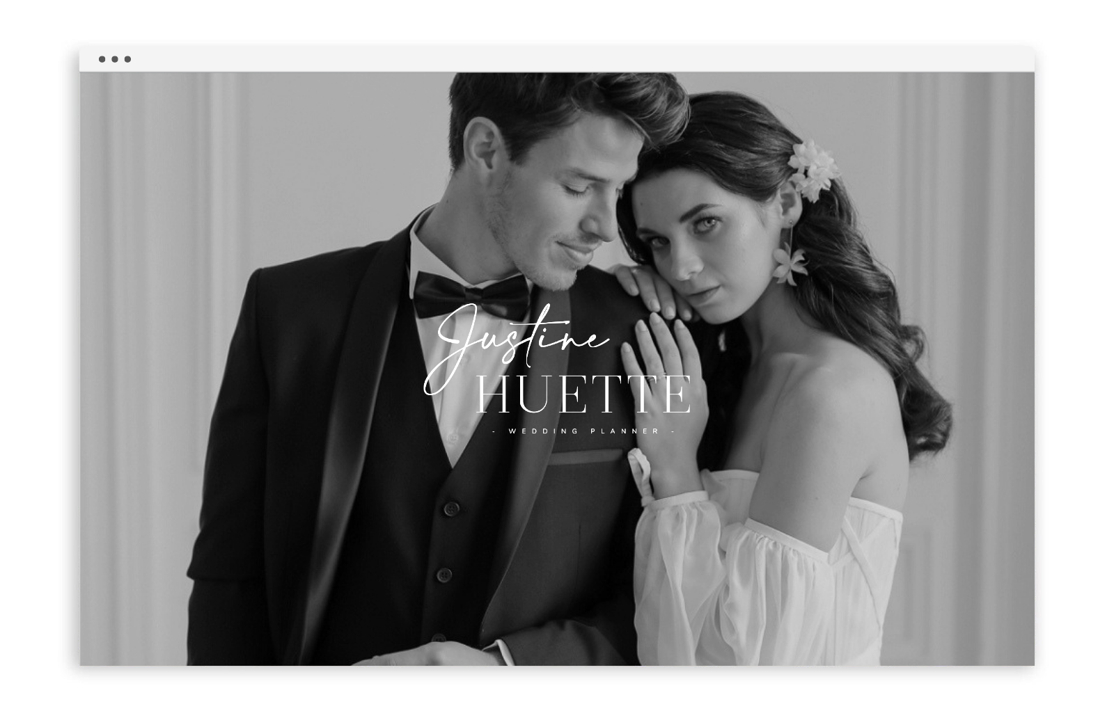 Une image en noir et blanc d'un couple en tenue élégante, probablement pour un mariage, avec le texte 'Justine Huette Wedding Planner' en overlay.