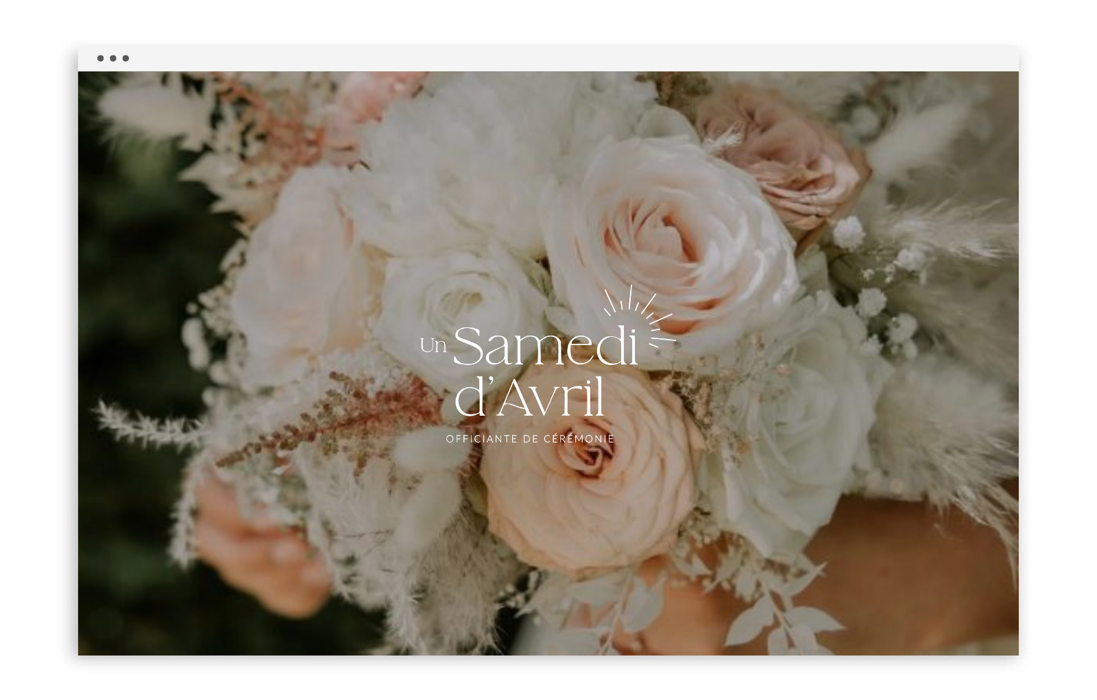 Une image d'un bouquet de fleurs dans des tons pastel avec du texte 'Un Samedi d'Avril, Officiante de Cérémonie' superposé.