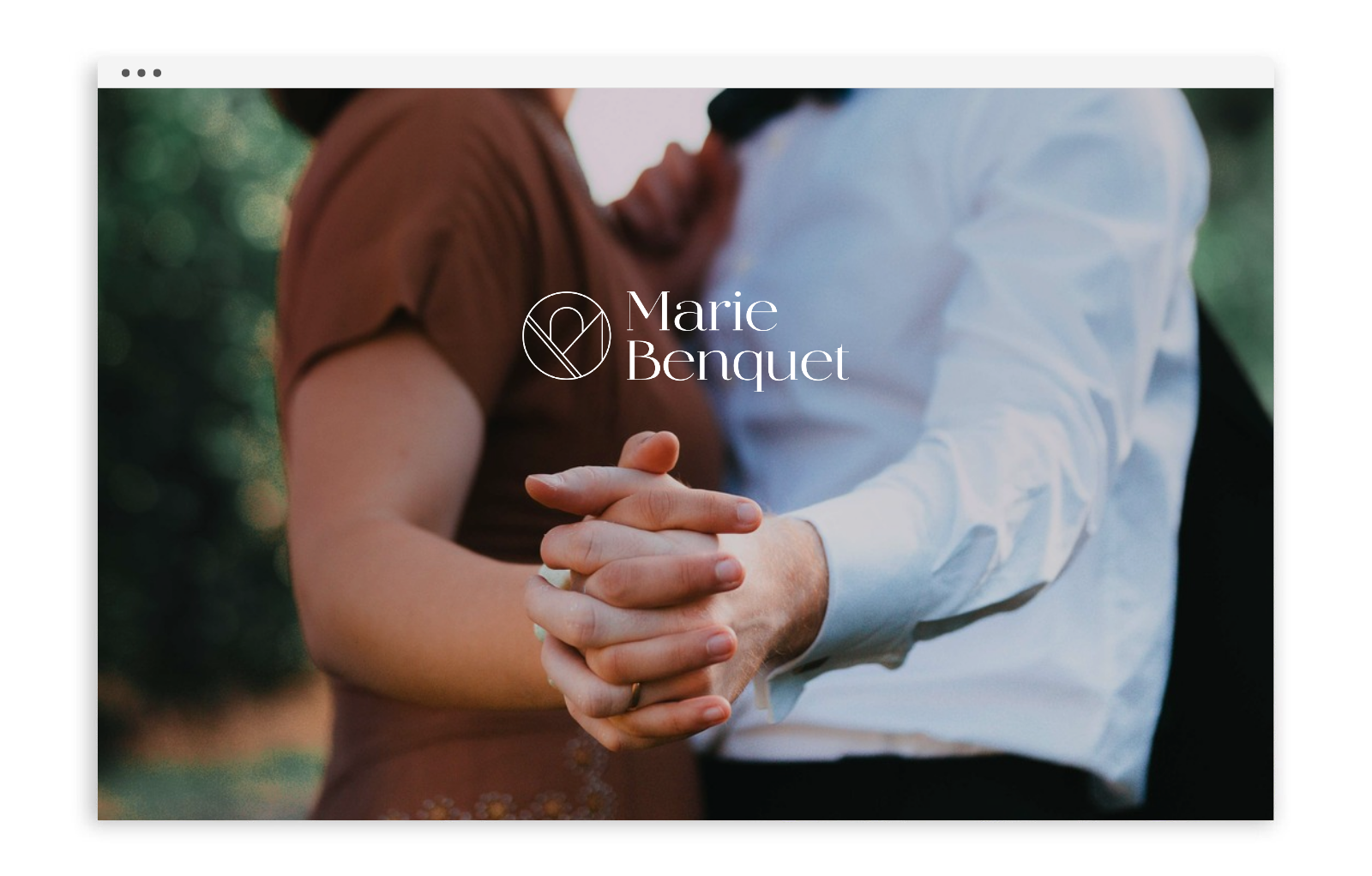 Une photo de deux personnes qui se tiennent la main, avec le nom 'Marie Benquet' et un logo artistico.
