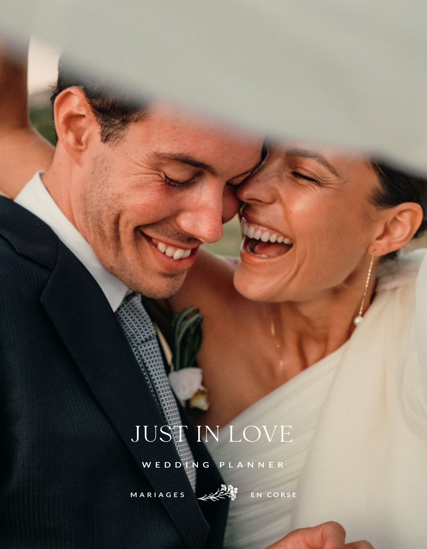 Un couple qui s'embrasse en portant des vêtements de mariage, souriant et heureux, avec du texte indiquant 'Just in Love', 'Wedding Planner', et des mentions de mariages en Corse.