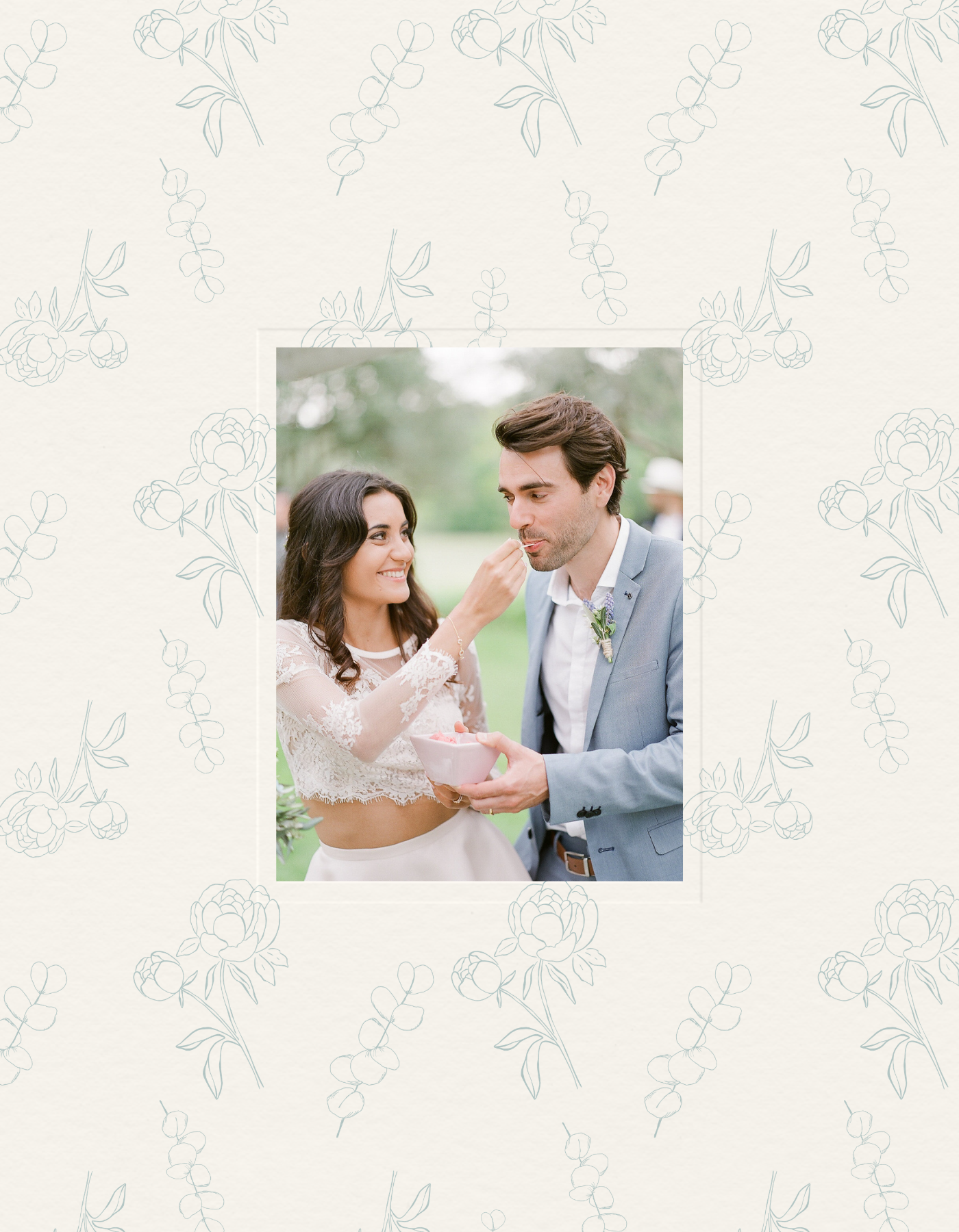 Un couple lors d'un mariage, la femme donne un gâteau à l'homme, tous deux souriants. La femme porte une robe blanche avec des détails en dentelle, l'homme porte un costume gris avec une boutonnière. L'arrière-plan est un parc verdoyant.
