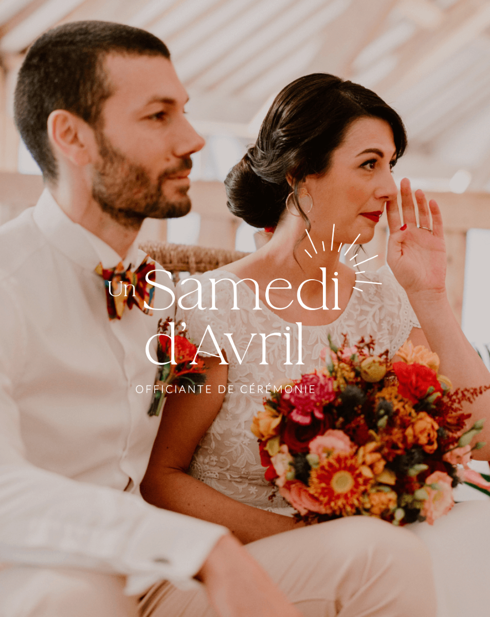 Photo d'un couple lors d'une cérémonie, la femme tient un bouquet de fleurs colorées, l'homme porte une chemise blanche avec un nœud papillon à motif, ambiance chaleureuse et joyeuse.