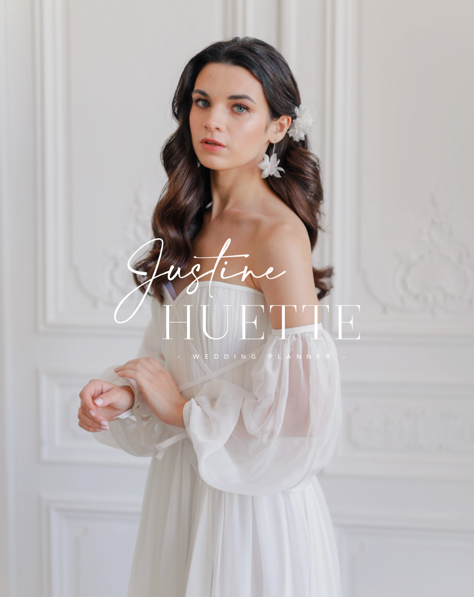 Jeune femme en robe blanche avec fleurs dans les cheveux, fond élégamment décoré, portant un prénom Justin Huette, planificatrice de mariage.