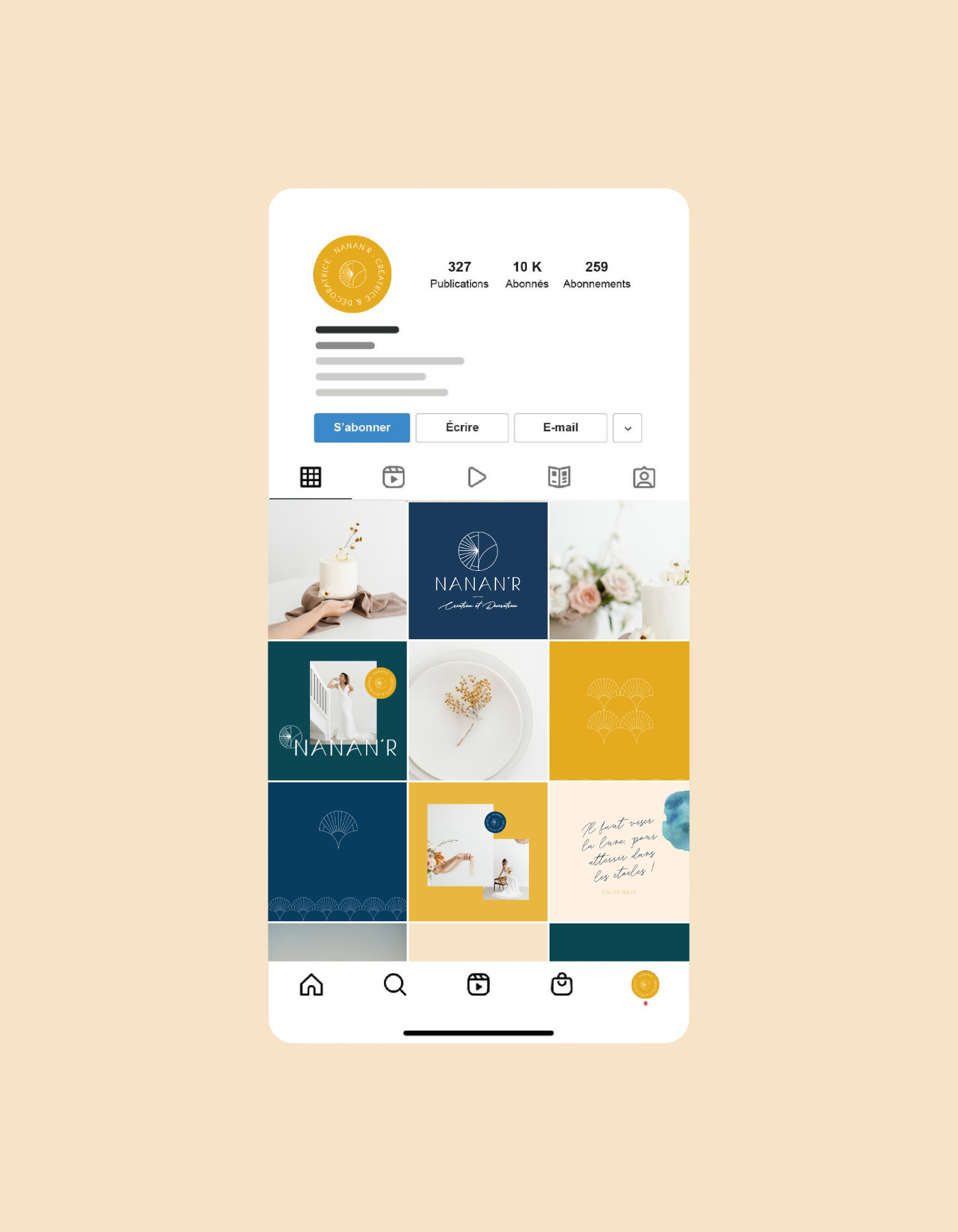 Capture d'écran d'un profil Instagram artistique avec des publications de fleurs, de mode et de design, incluant un logo en bleu marine et des boutons pour s'abonner, écrire ou envoyer un e-mail.