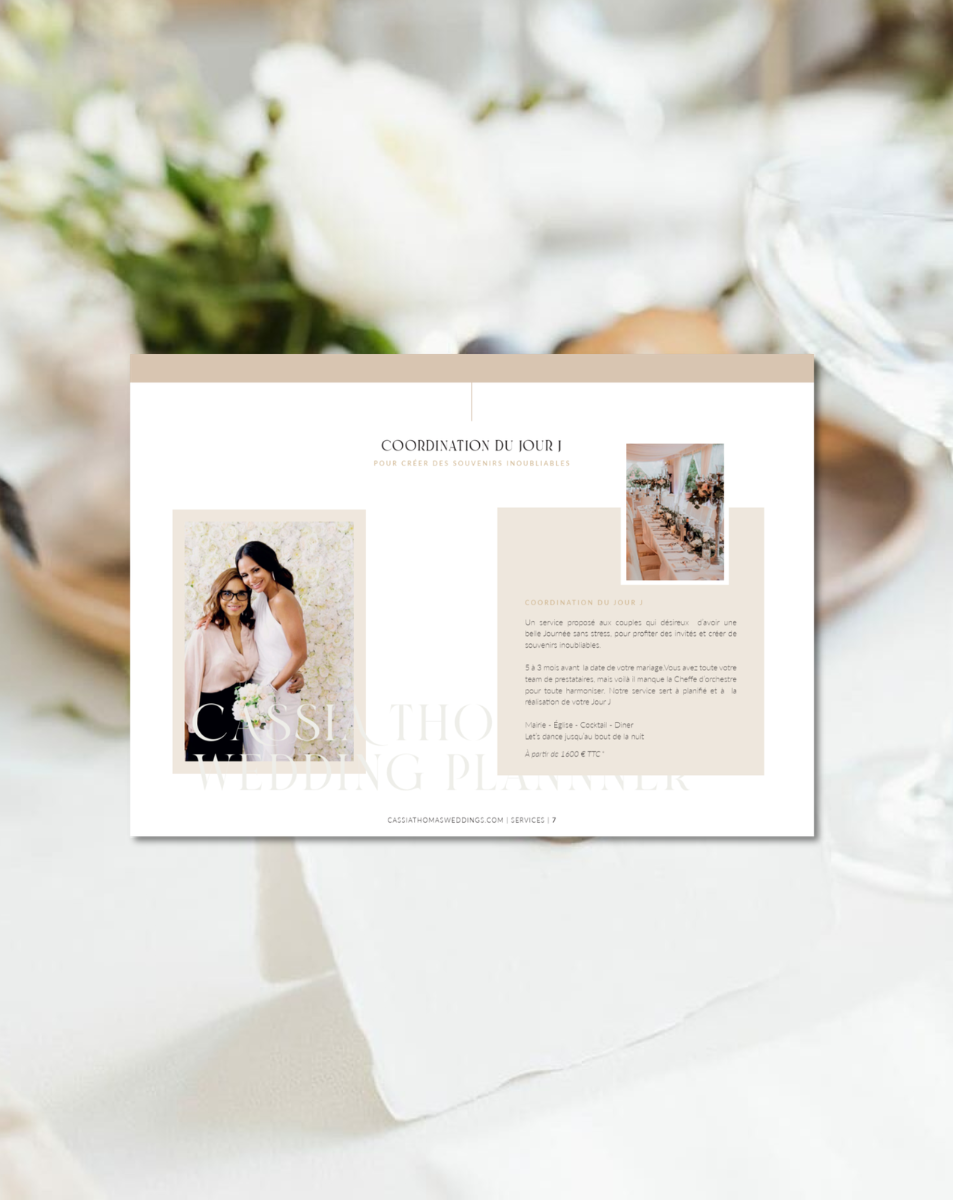 Brochure de planification de mariage avec une photo de deux femmes souriantes et un décor de salle de réception, sur un fond de table avec verres et fleurs.