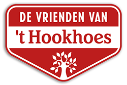 Een rood-wit bord met de tekst 'De Vrienden van 't Hookhoes' en een boomachtig symbool onderaan.