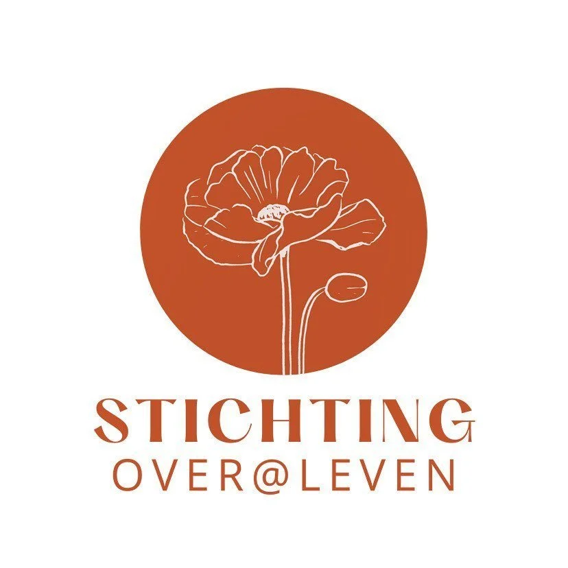 Logo van Stichting Over@Leven met een witte lijntekening van een papaver bloem binnen een oranje cirkel en de naam onder de bloem.