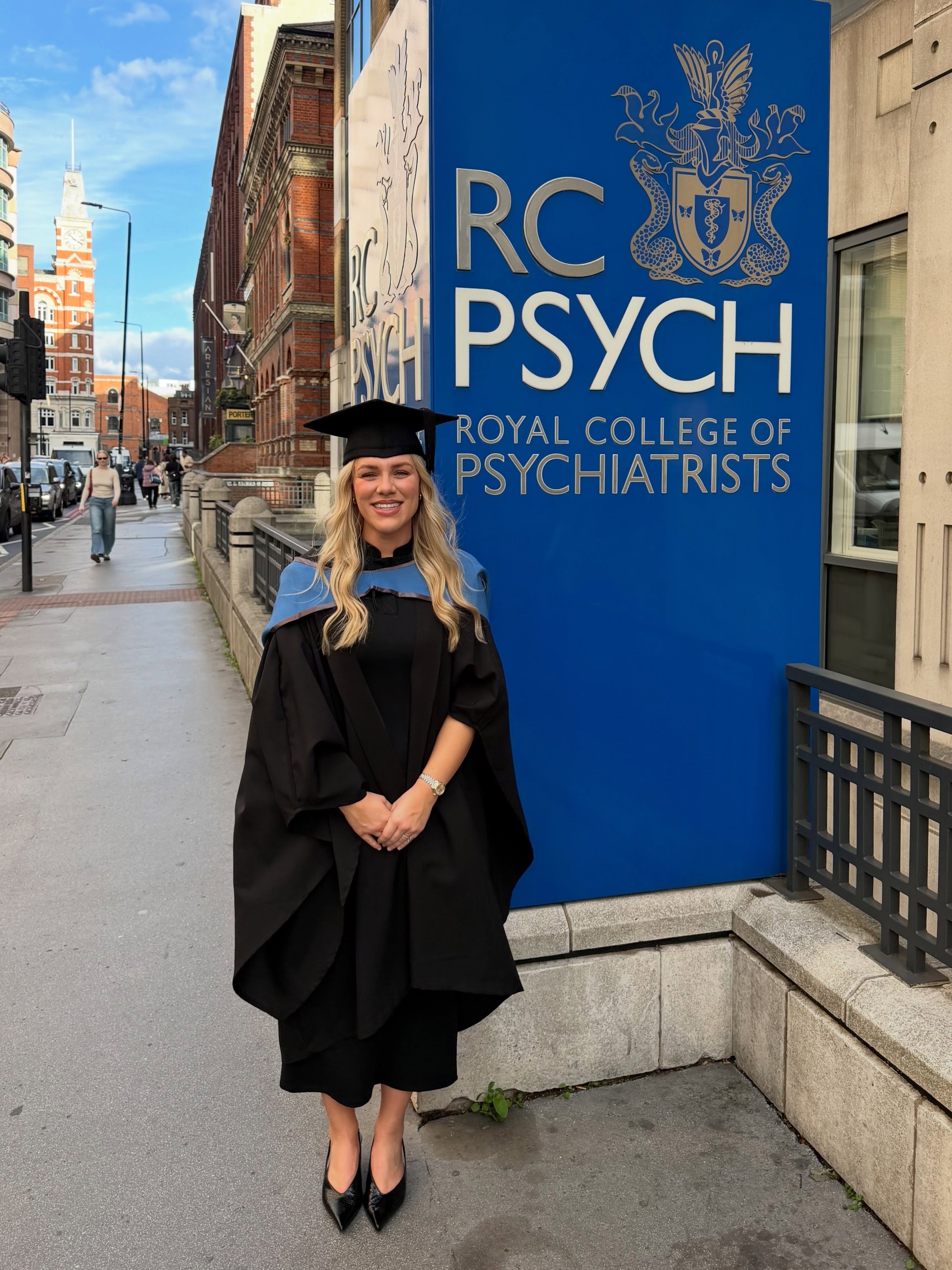 BTS: life recently outside of clinic 🎓

Some of you might not know that alongside running my aesthetics clinic, I still work full time in the NHS as a psychiatry registrar. 

This photo was taken at my recent graduation from the Royal College of Psy
