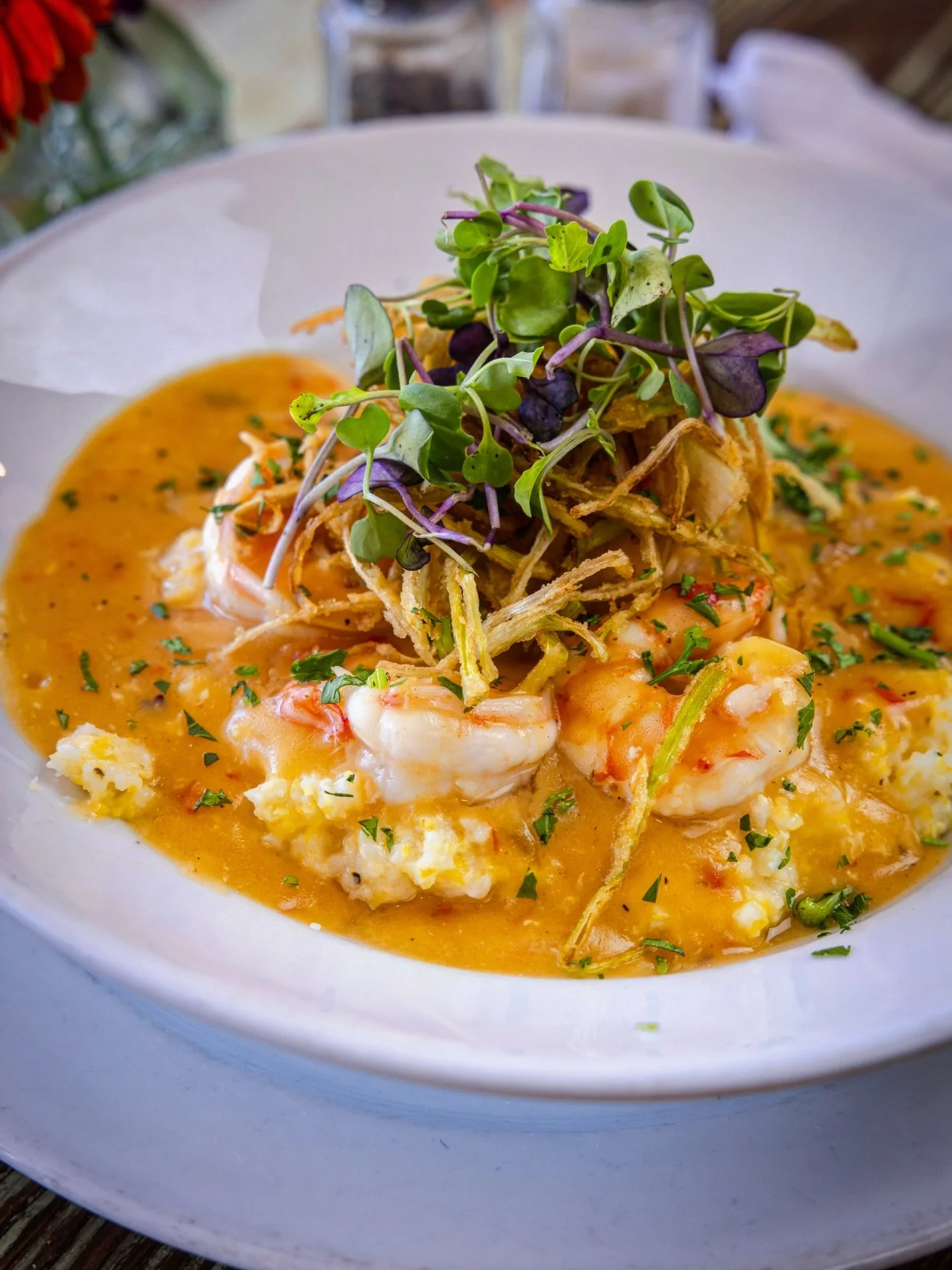 Shrimp + Grits, because sometimes the classics are all you really need&hellip; 🦐 🍚 

📍 Long Island Cafe ( @longislandcafe.iopraw)
🗺️ Isle of Palms, South Carolina

#charleston #chseats #charlestonphotographer #foodphotographer #photographer
