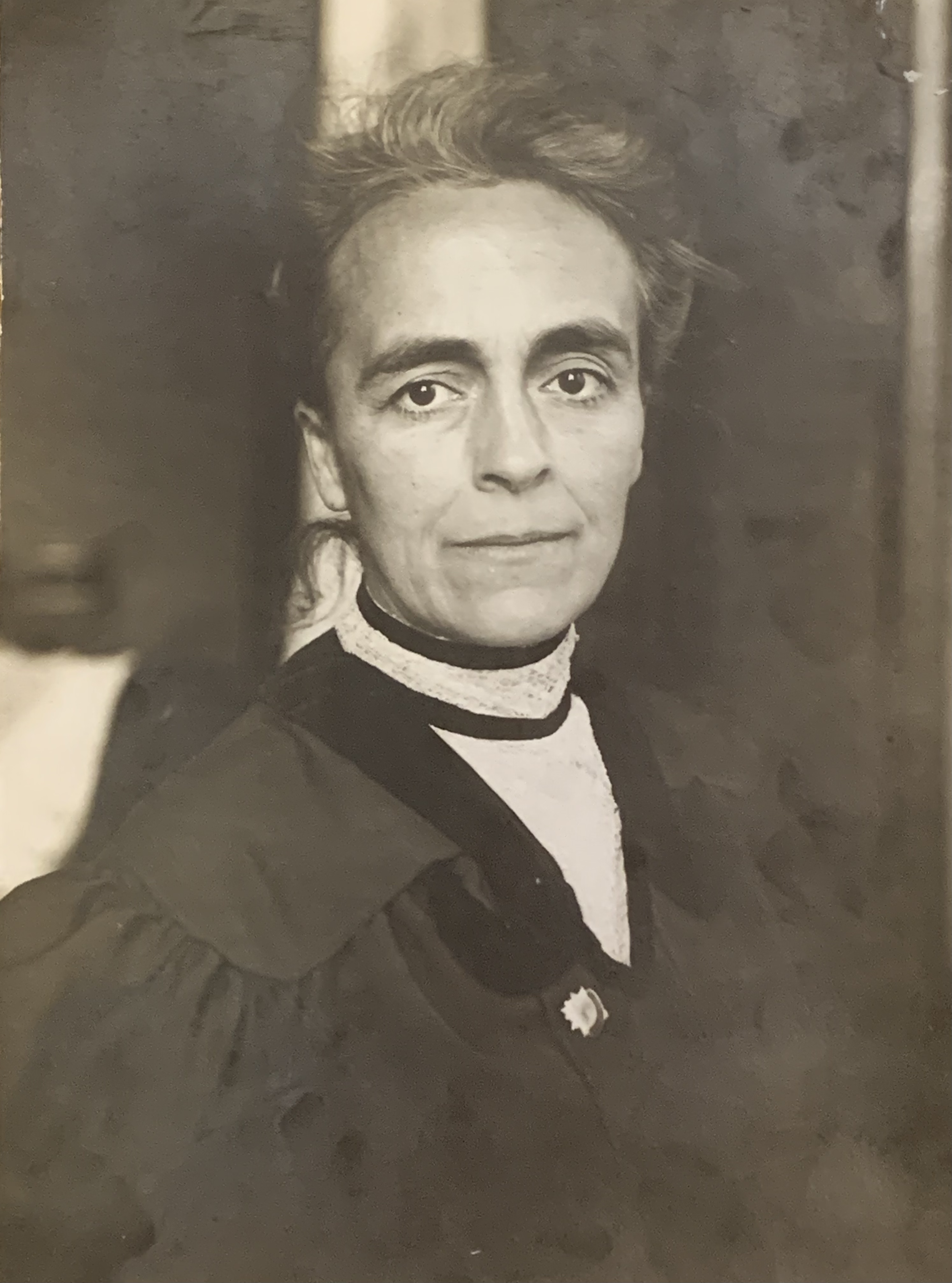 Black and white portrait photograph of Catharine Waugh McCulloch, the first female elected Justice of the Peace of Illinois, in her robes in 1906.
