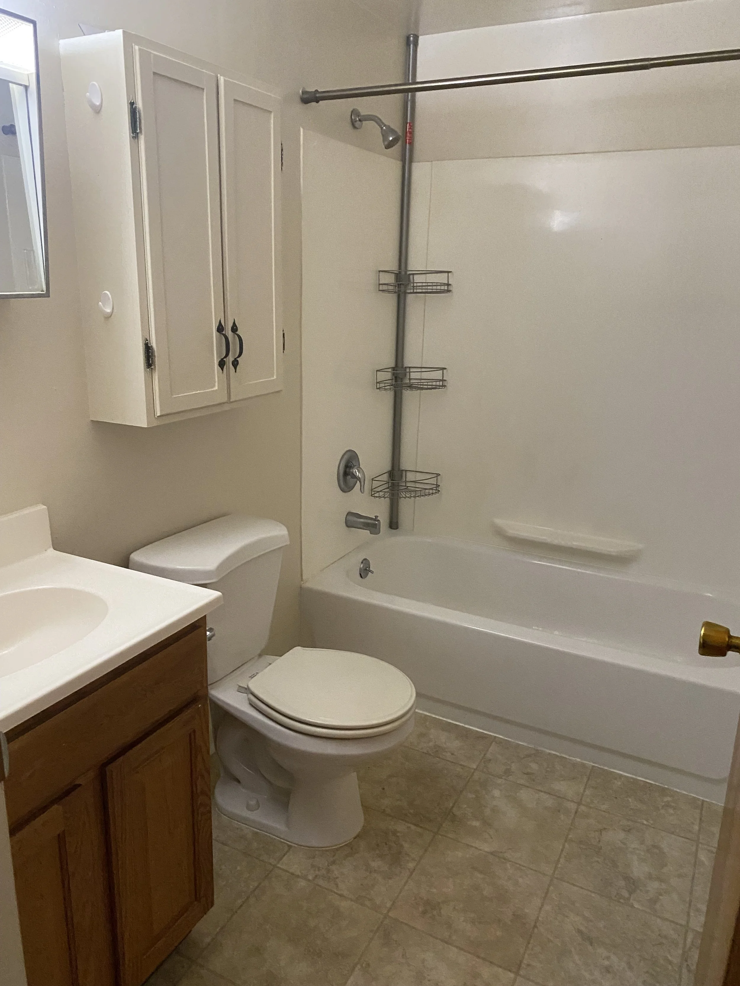 600 Edgewood #4 Bathroom #2.jpg