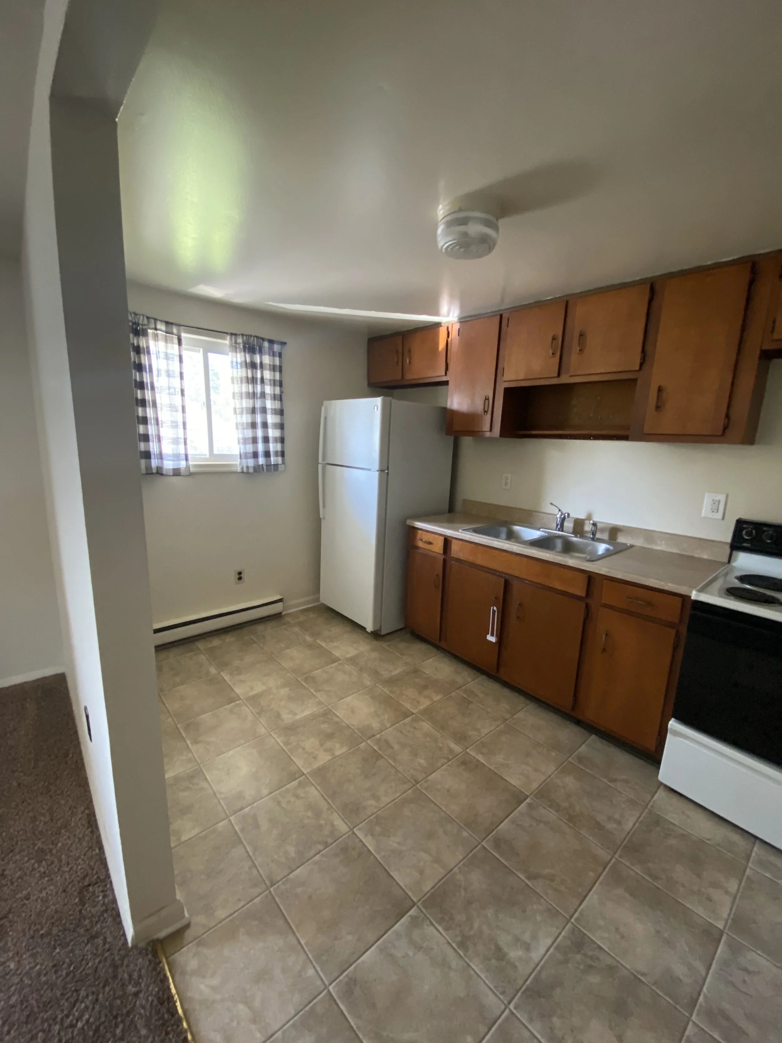 600 Edgewood #4 Kitchen view.jpg