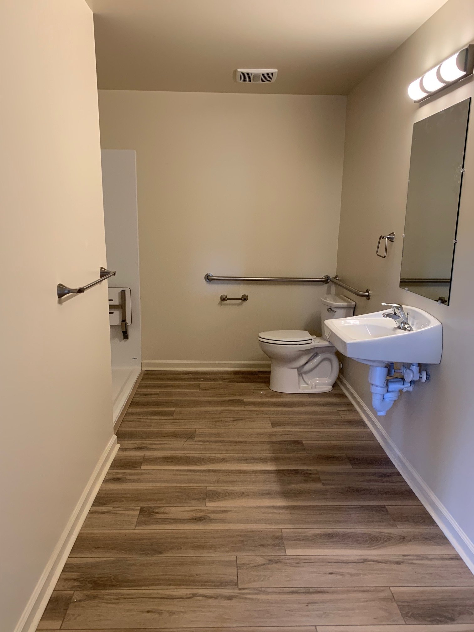 1 Bdrm Bathroom Apt 1.jpg