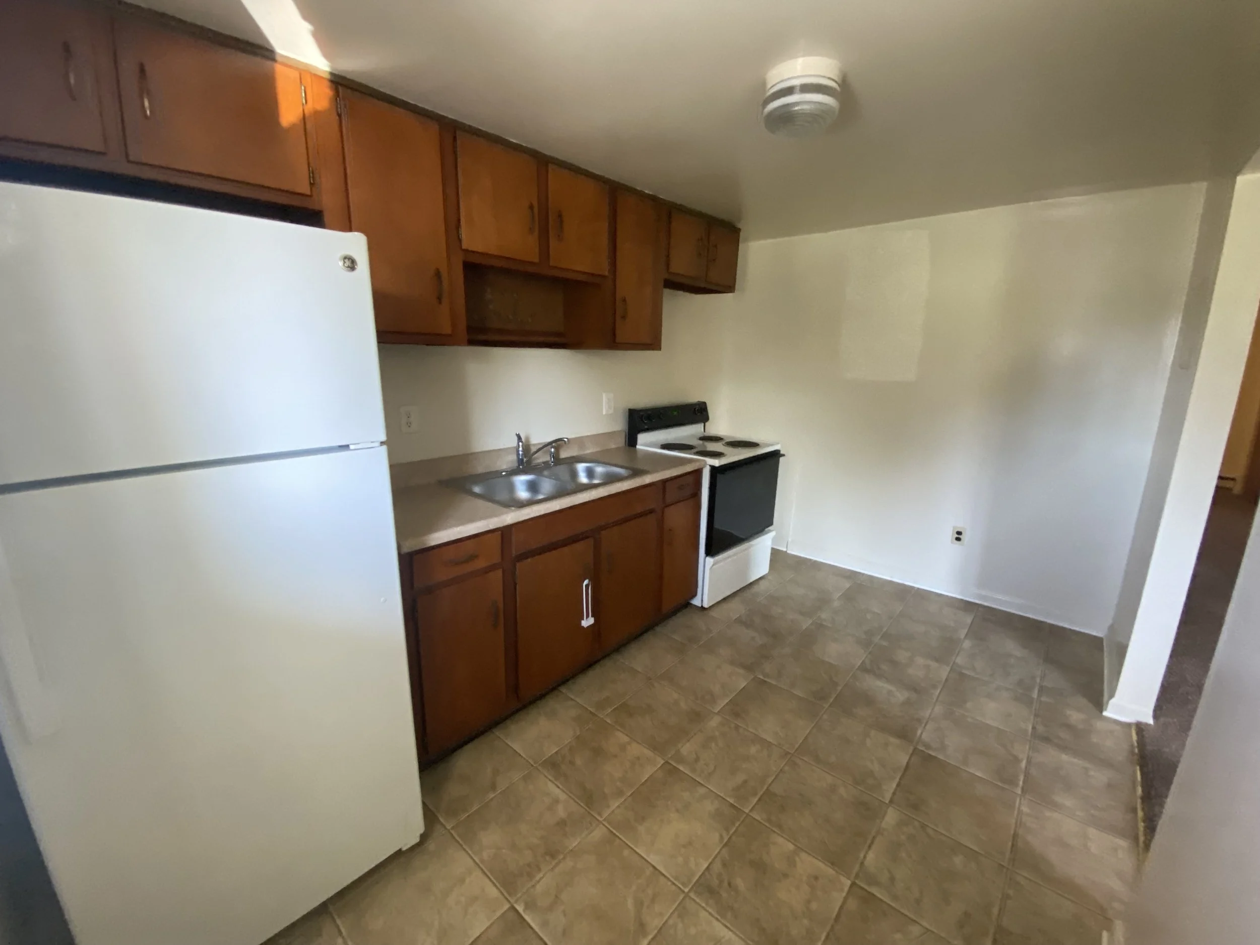 600 Edgewood #4 Kitchen.jpg