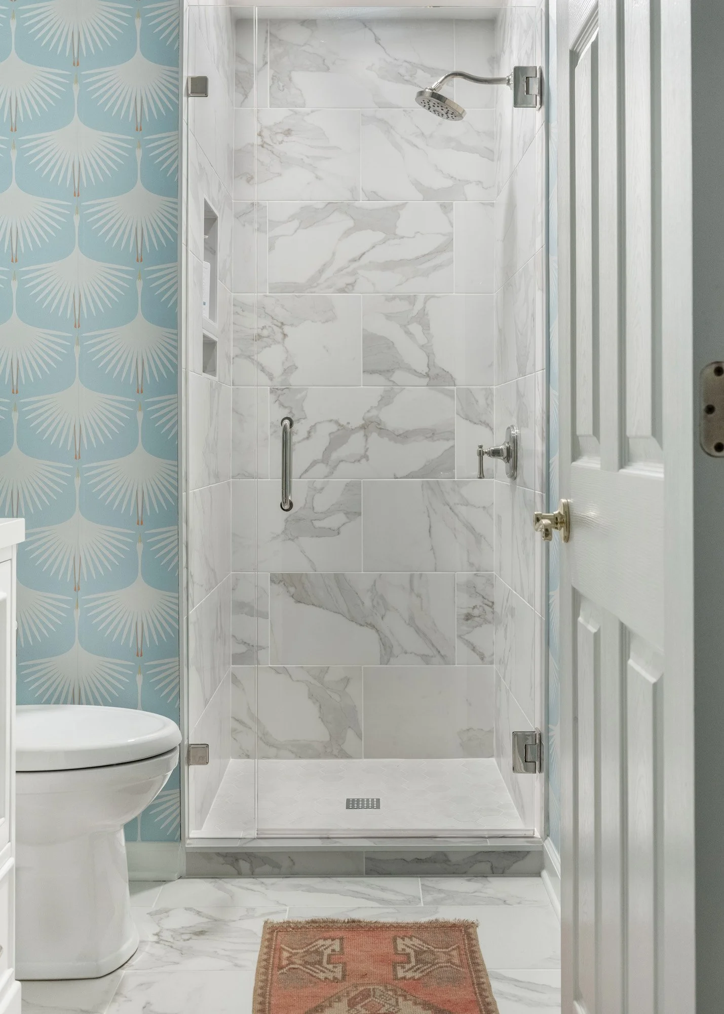 greypointe-blue-graphic-bathroom-01.jpg