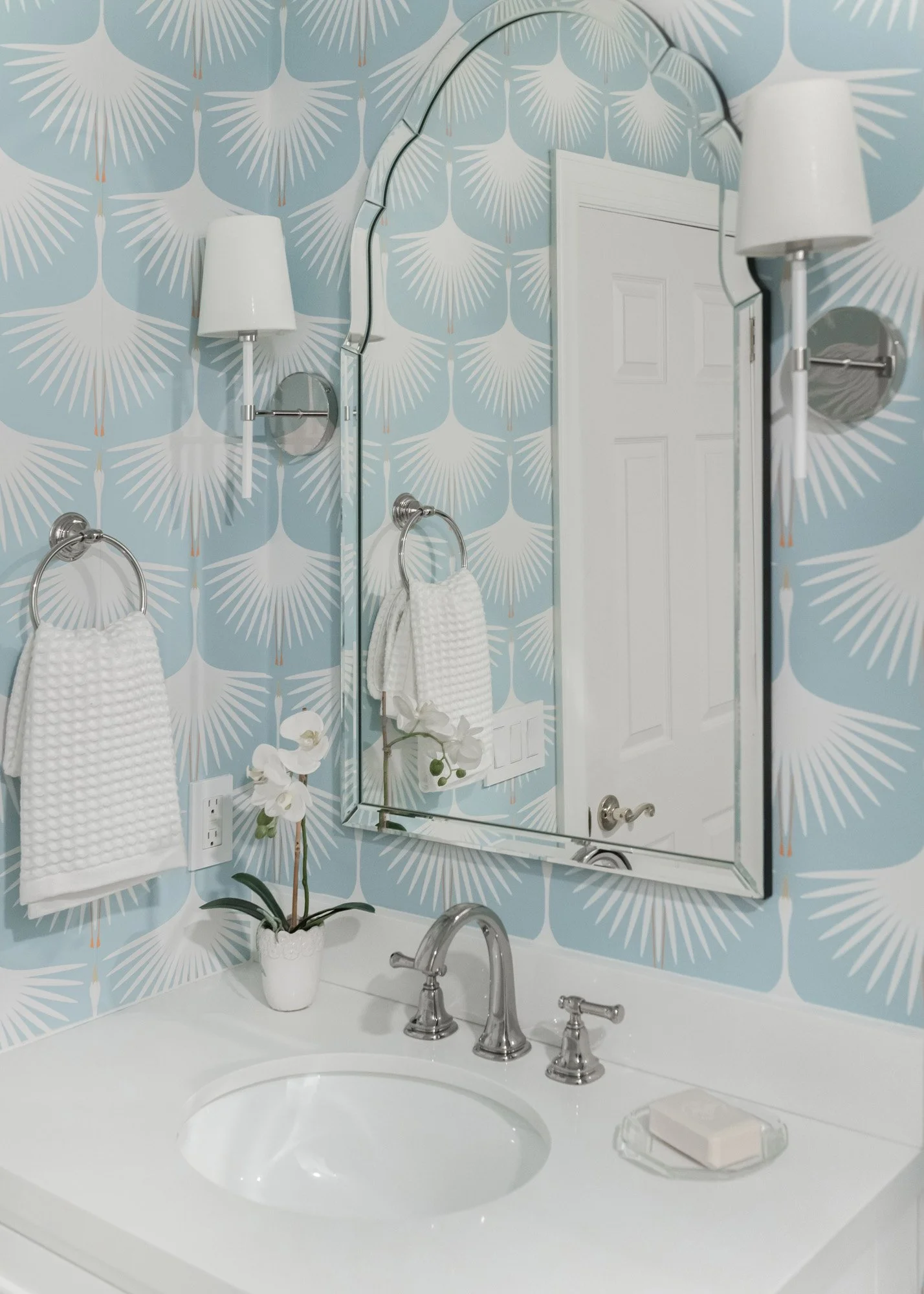 greypointe-blue-graphic-bathroom-04.jpg