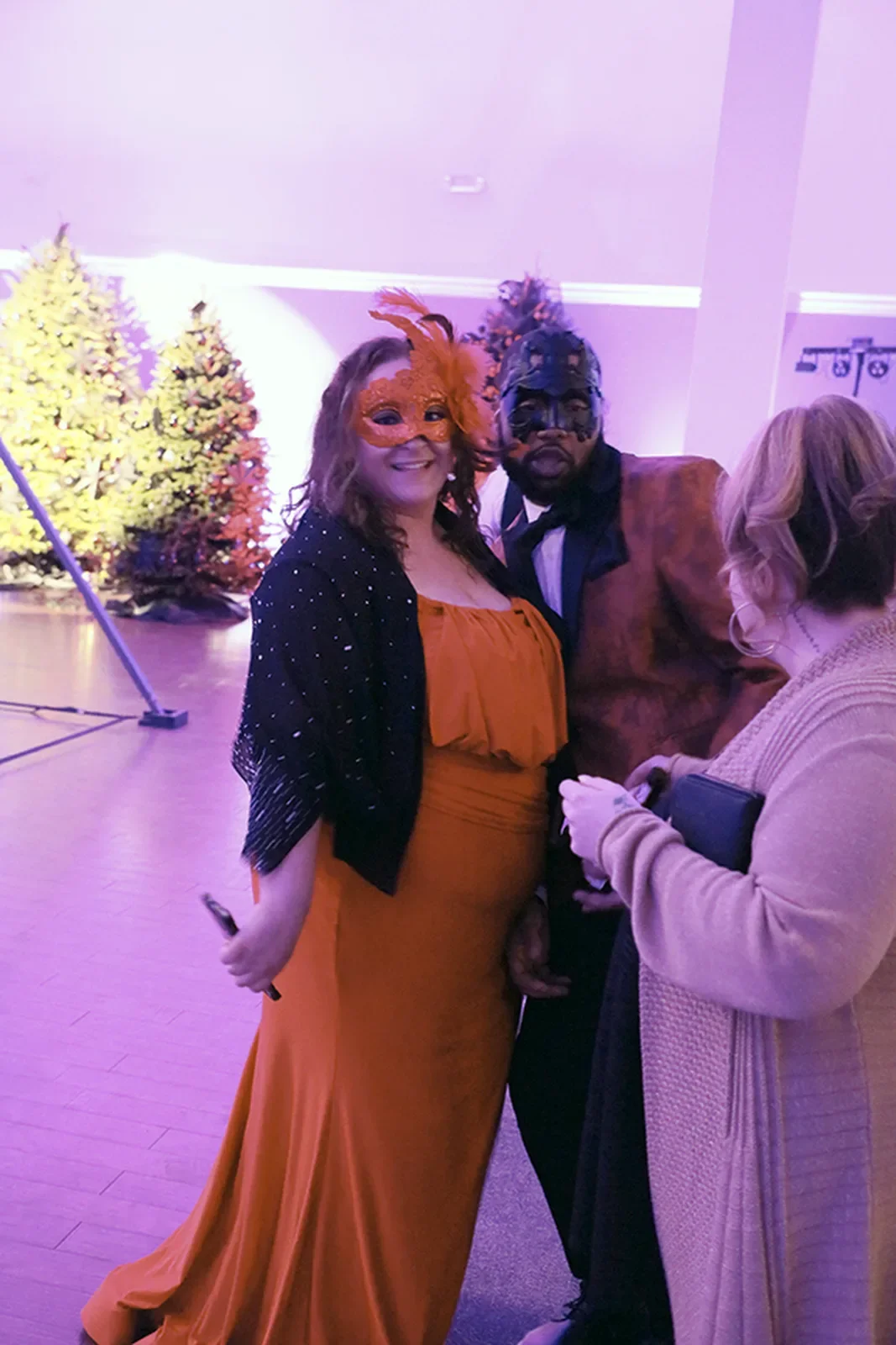 aqua-christmas-masquerade-2022-candid-dance-floor-pink-light-couple-spin-02.webp
