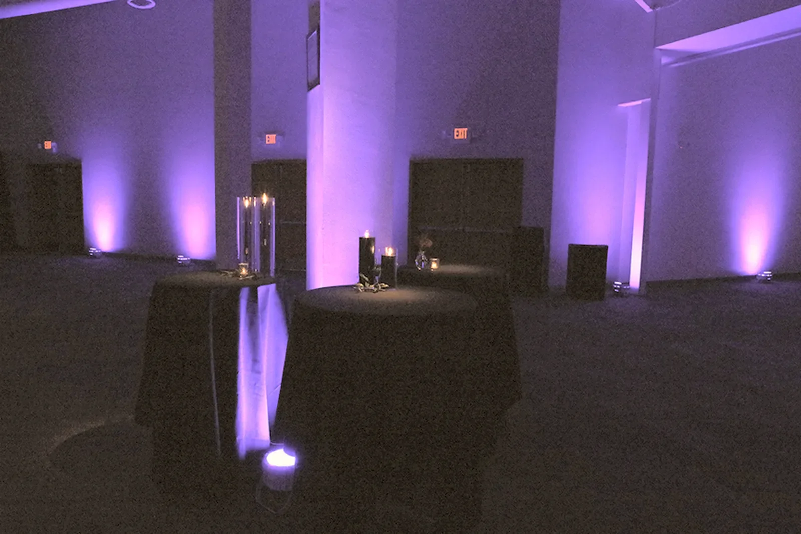 aqua-christmas-masquerade-2022-decor-entrance-corridor-pink-uplit-detail.webp