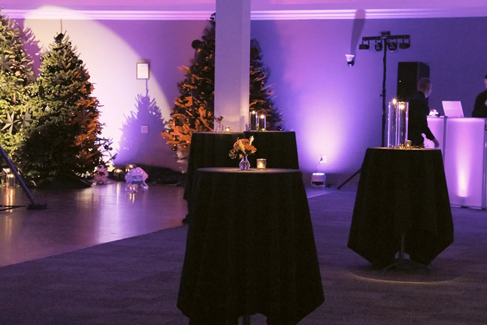 aqua-christmas-masquerade-2022-decor-christmas-tree-with-white-lights.webp