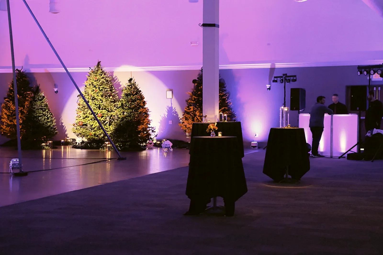 aqua-christmas-masquerade-2022-decor-ballroom-overhead-pink-light.webp