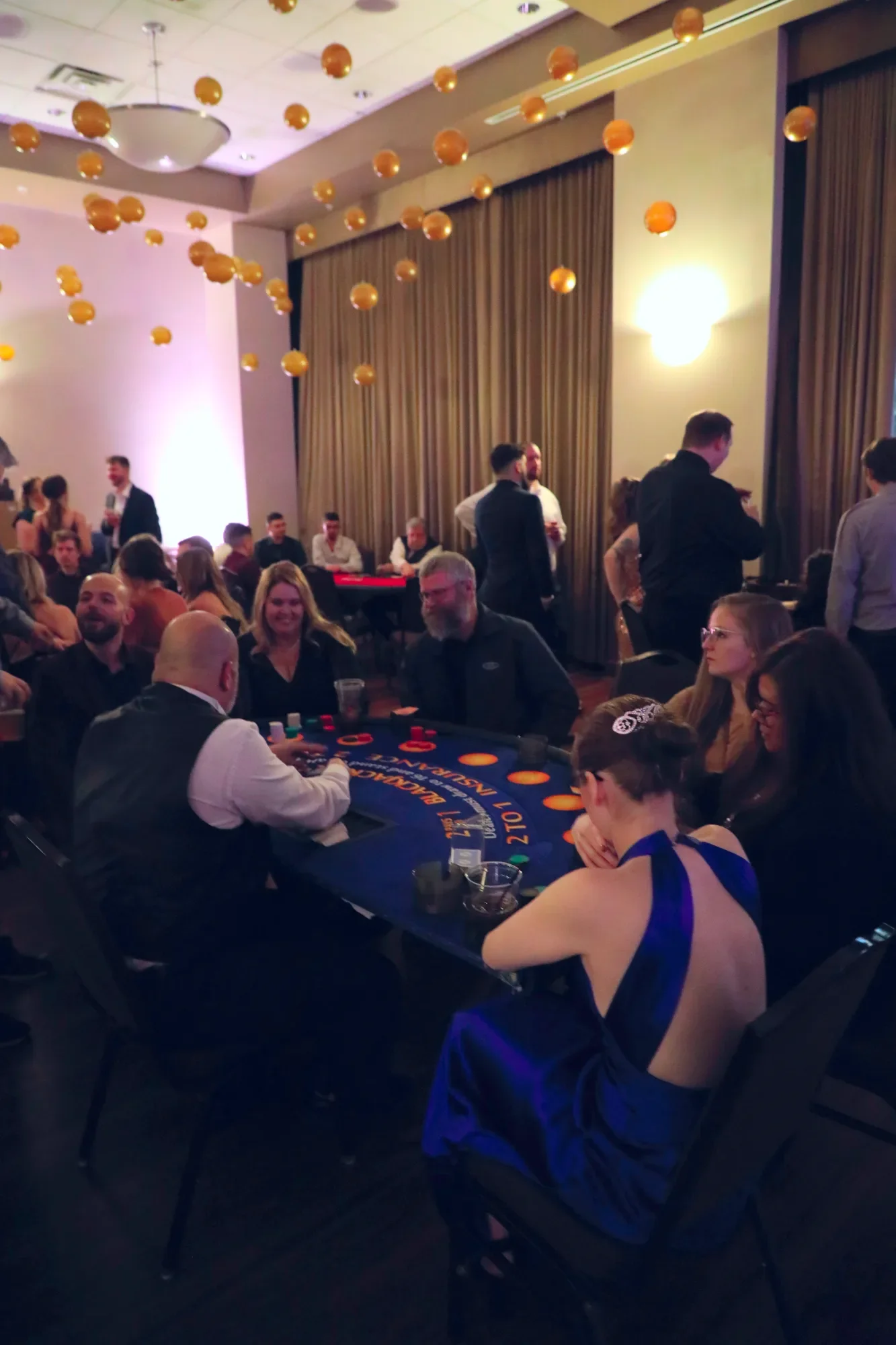 aqua-new-years-gala-2025-guests-dinner-table-conversation-01.webp