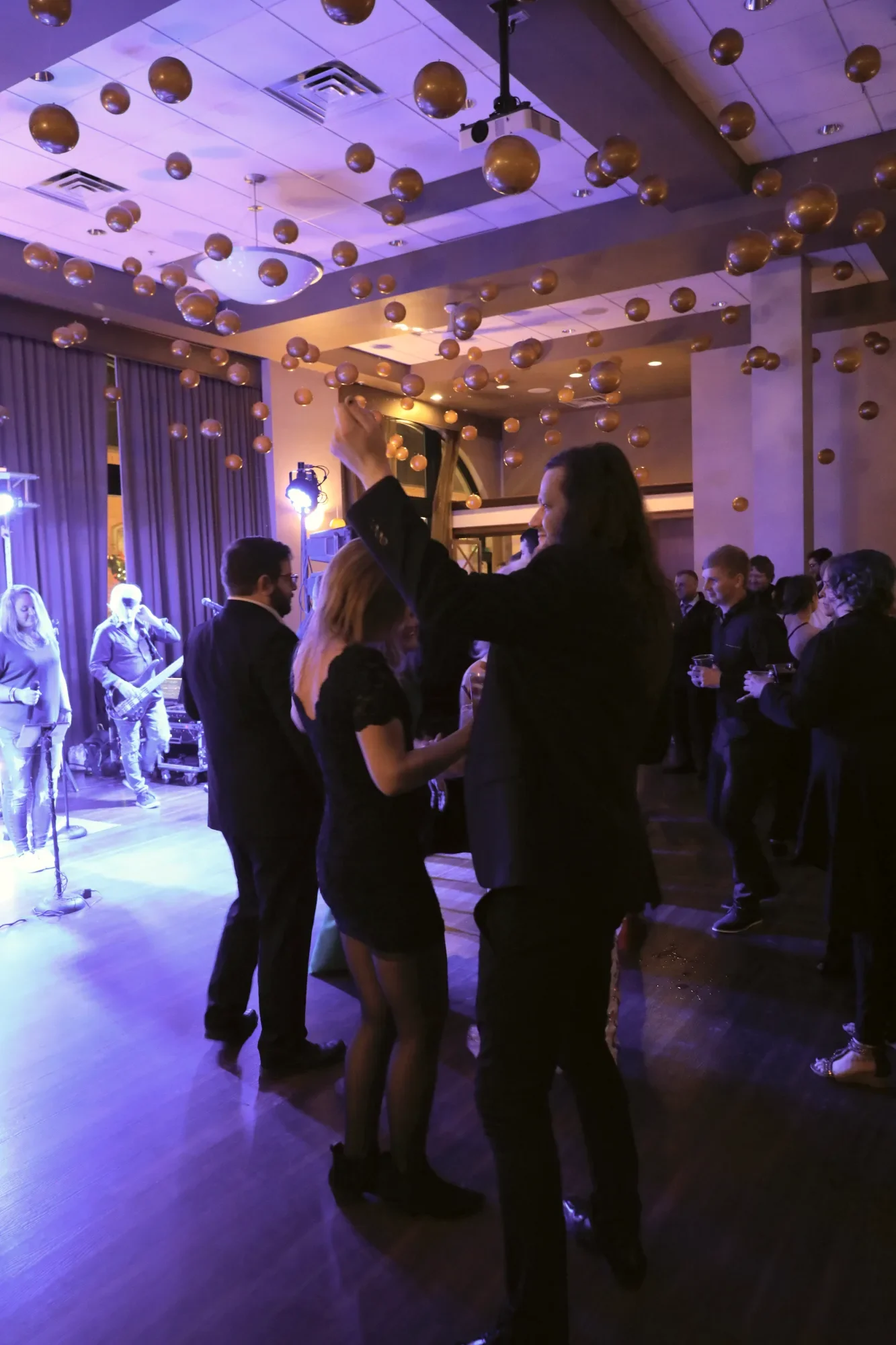 aqua-new-years-gala-2025-guests-cocktail-hour-pink-uplighting-wide.webp