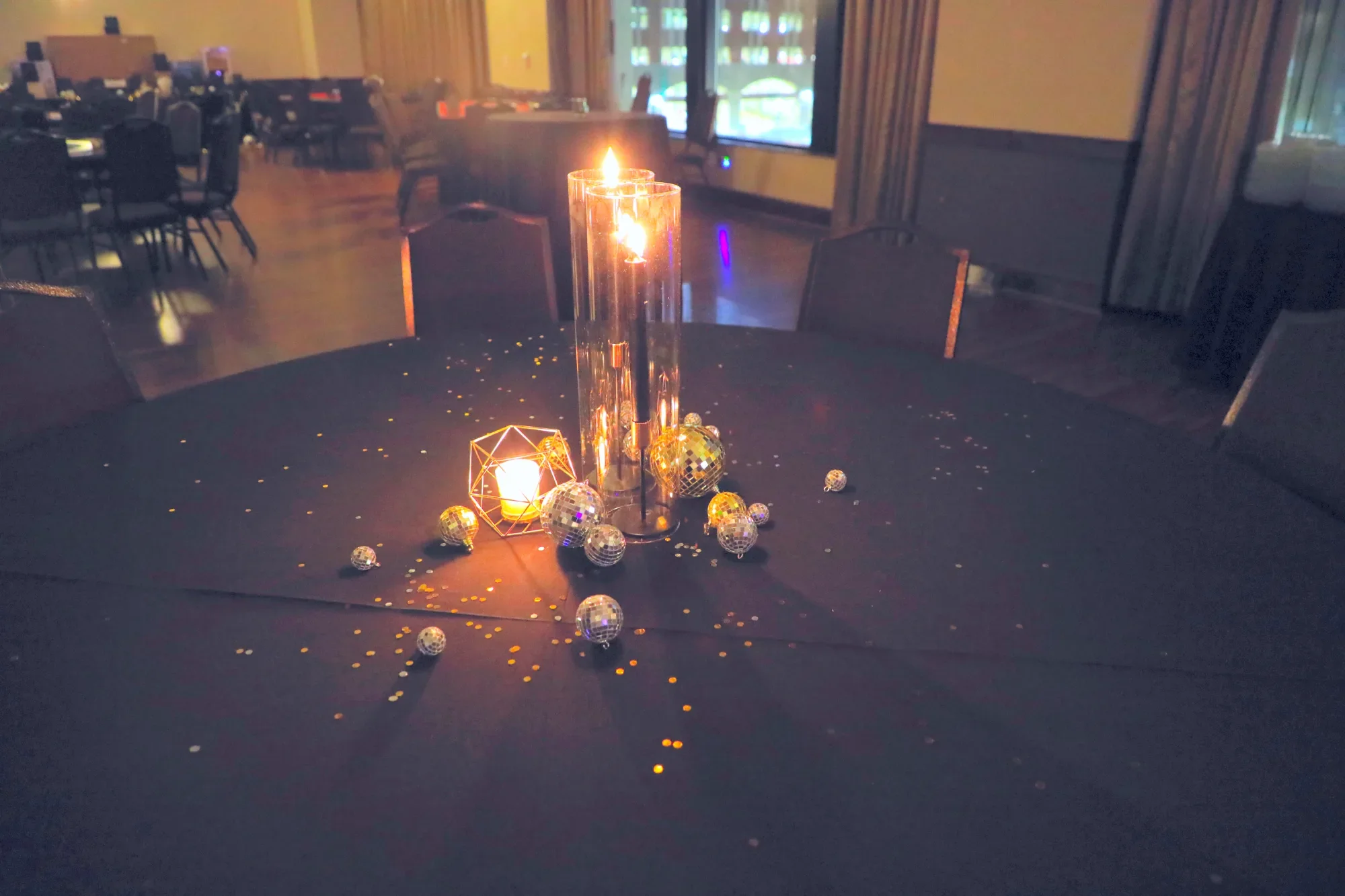 aqua-new-years-gala-2025-decor-candle-centerpiece-detail.webp