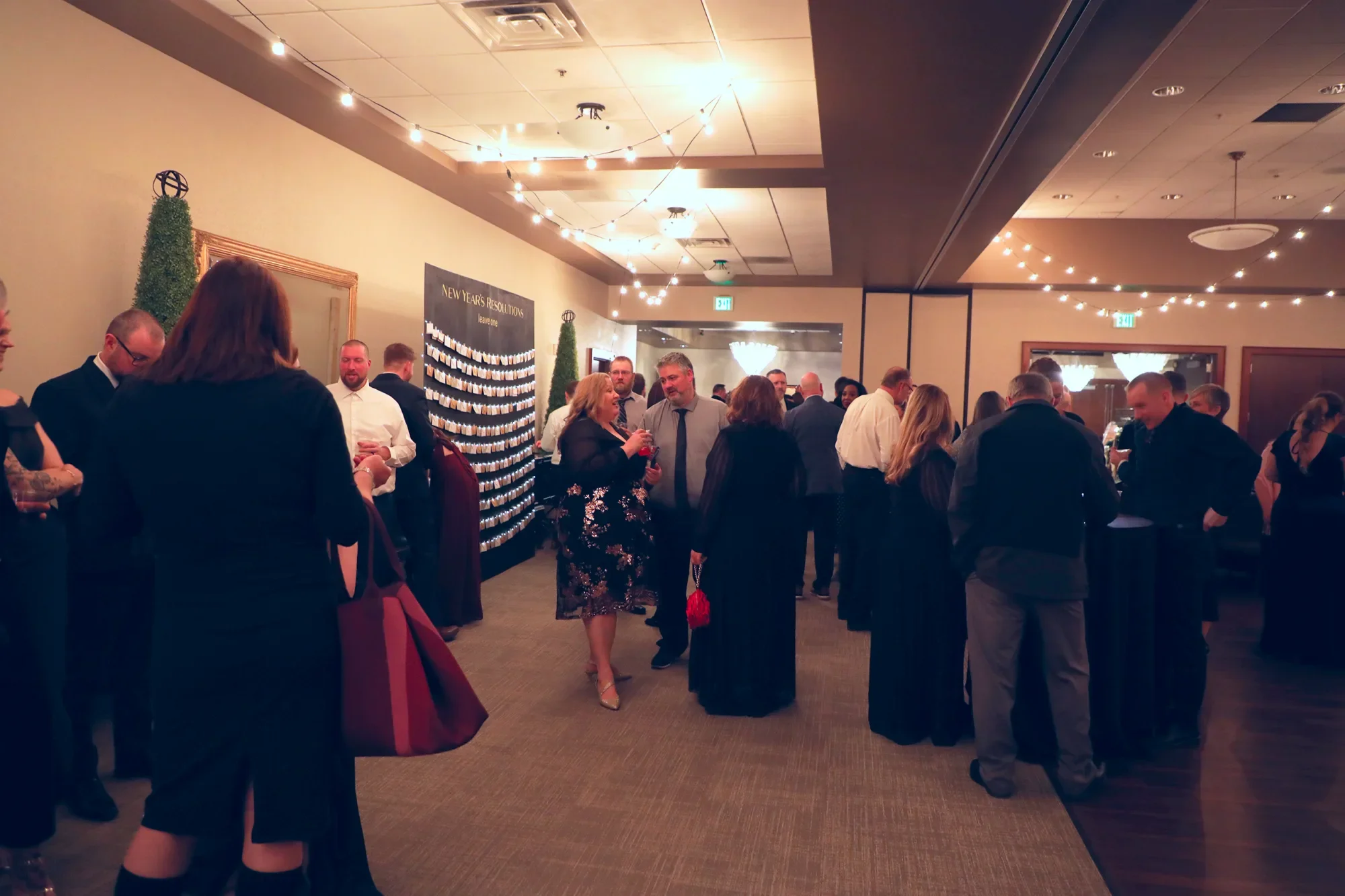 aqua-new-years-gala-2025-guests-mingling-late-evening-04.webp
