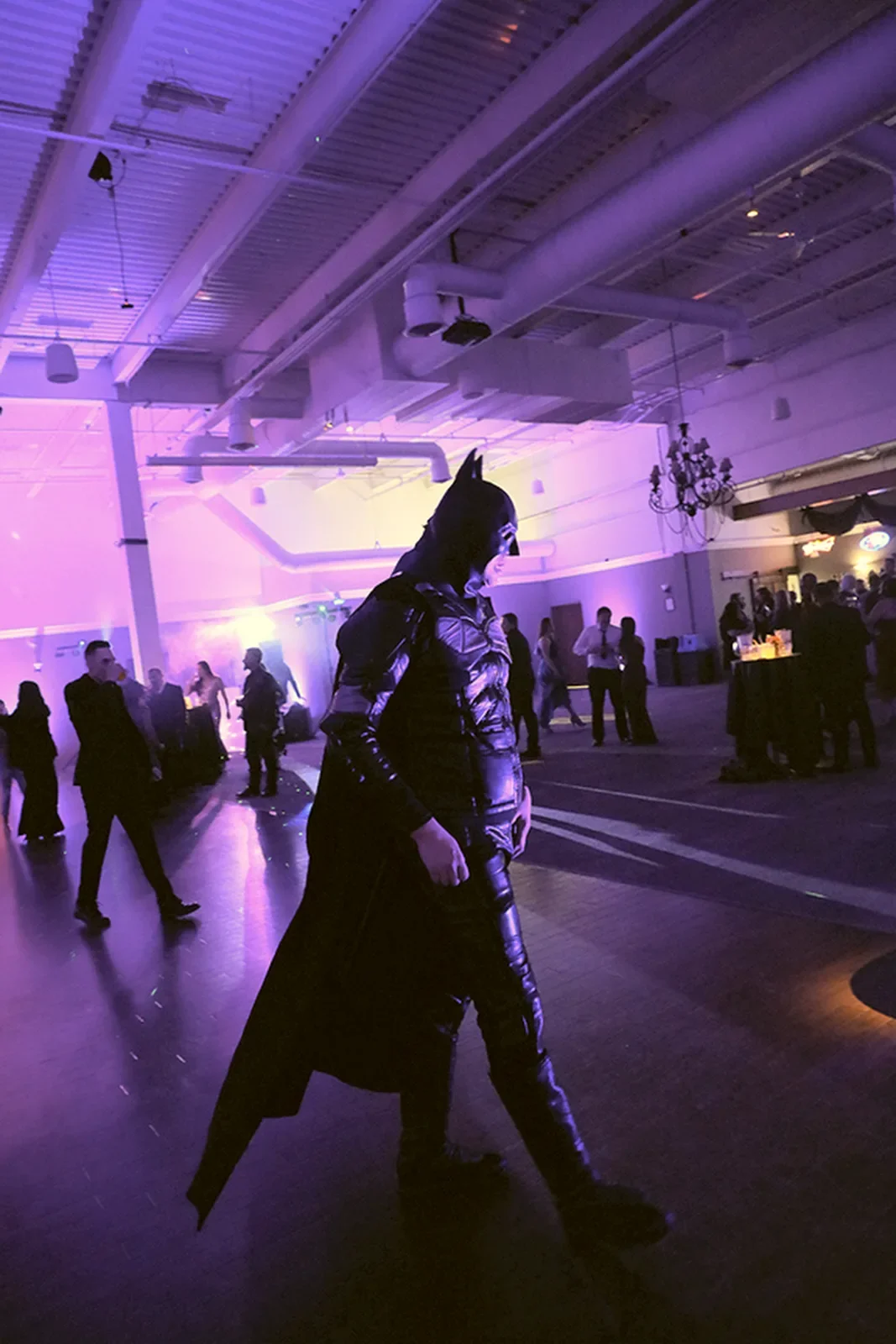 aqua-christmas-masquerade-2022-candid-late-night-mingling-end-pink.webp