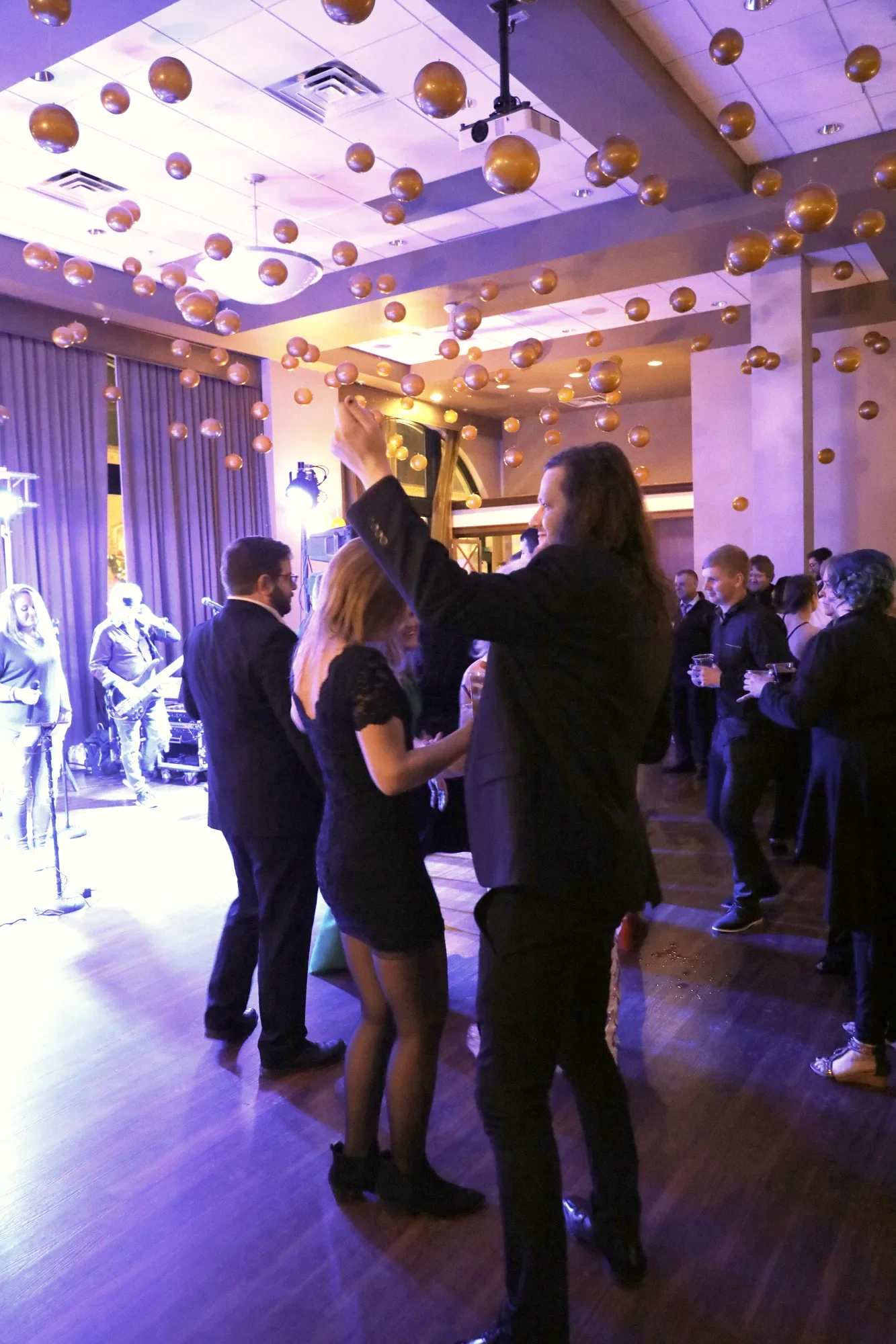 aqua-new-years-gala-2025-guests-mingling-near-decor-detail.webp