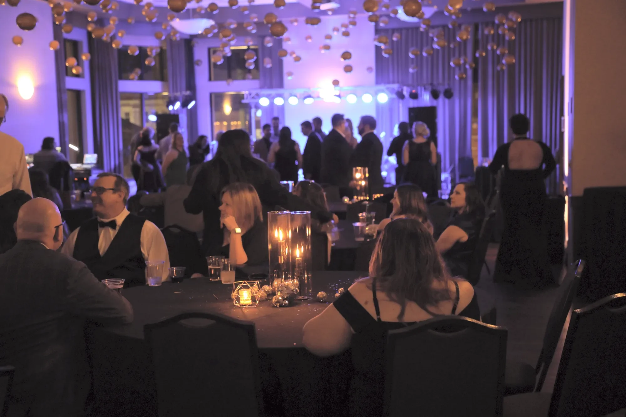 aqua-new-years-gala-2025-guests-dancing-couple-02.webp