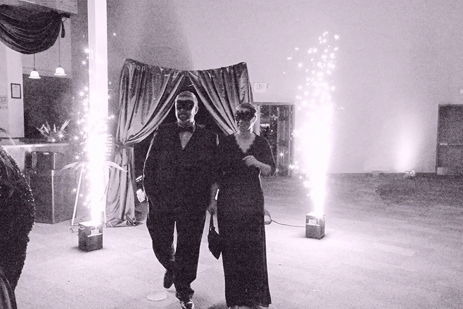 aqua-christmas-masquerade-2022-candid-grand-entrance-with-host-alt.webp