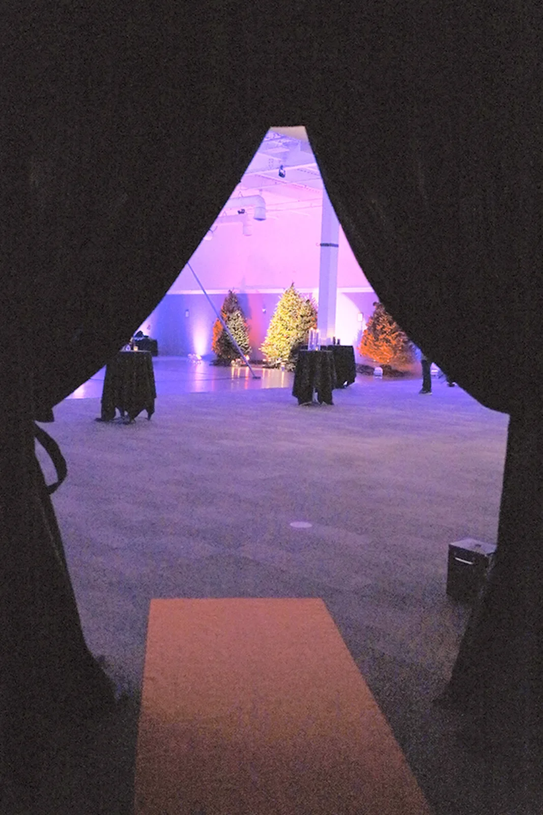 aqua-christmas-masquerade-2022-decor-ballroom-empty-pink-uplit-tables-02.webp