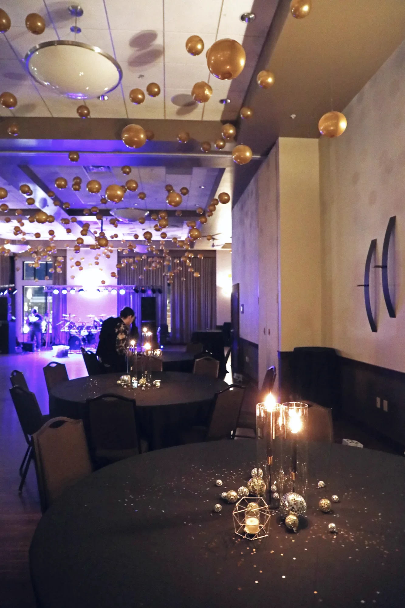 aqua-new-years-gala-2025-guests-mingling-late-night-evening.webp