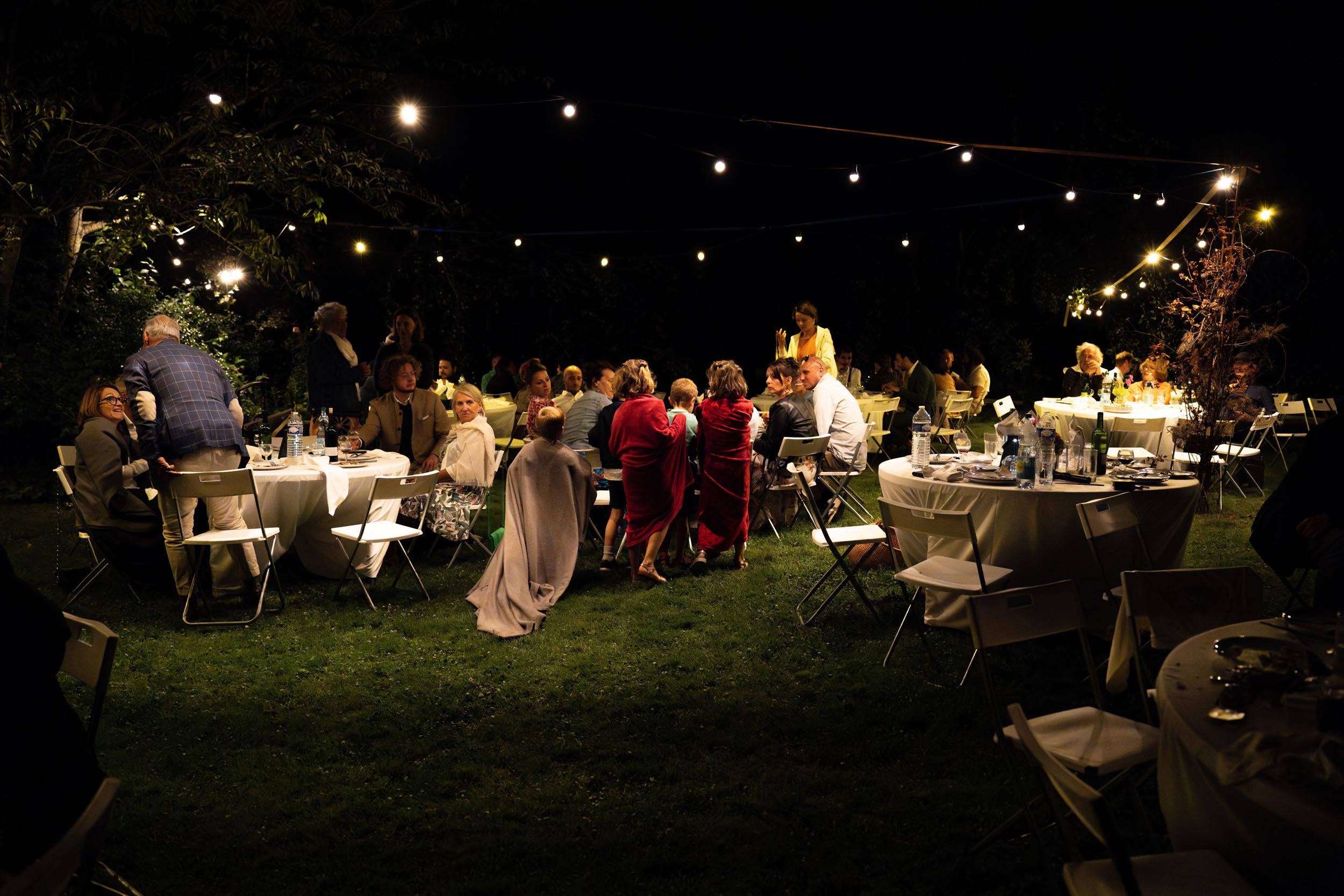 lisa-meijer-wedding-photography-la-cheraille-rambouillet-paris-country-wedding-mariage-champetre-night-atmosphere-kids-63.jpg