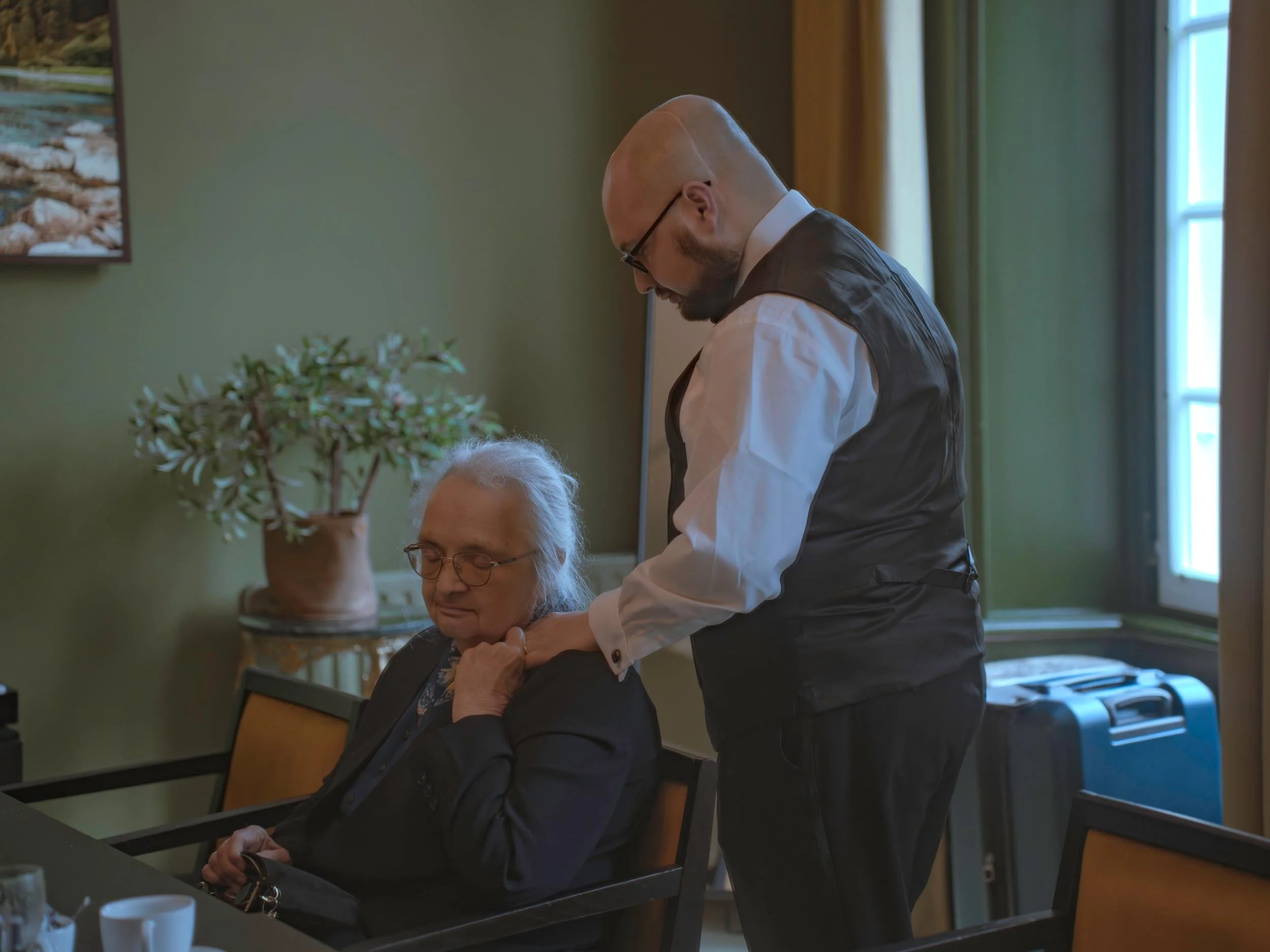 lisa-meijer-wedding-photography-kasteel-maurick-vught-noord-brabant-intimate-bi-cultural-bruiloft-mother-son-139.jpg