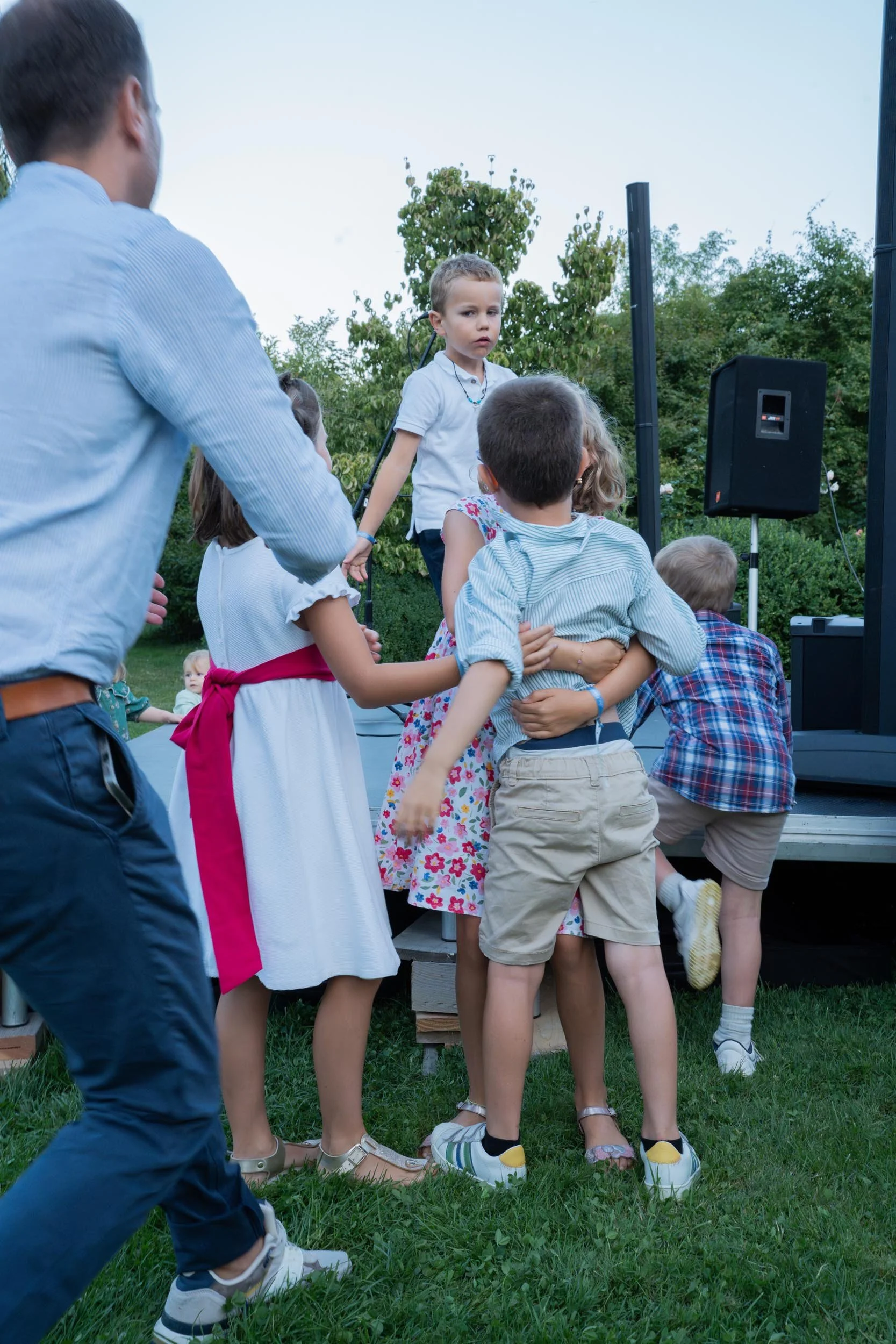 lisa-meijer-wedding-photography-la-cheraille-rambouillet-paris-country-wedding-mariage-champetre-kids-play-54.jpg