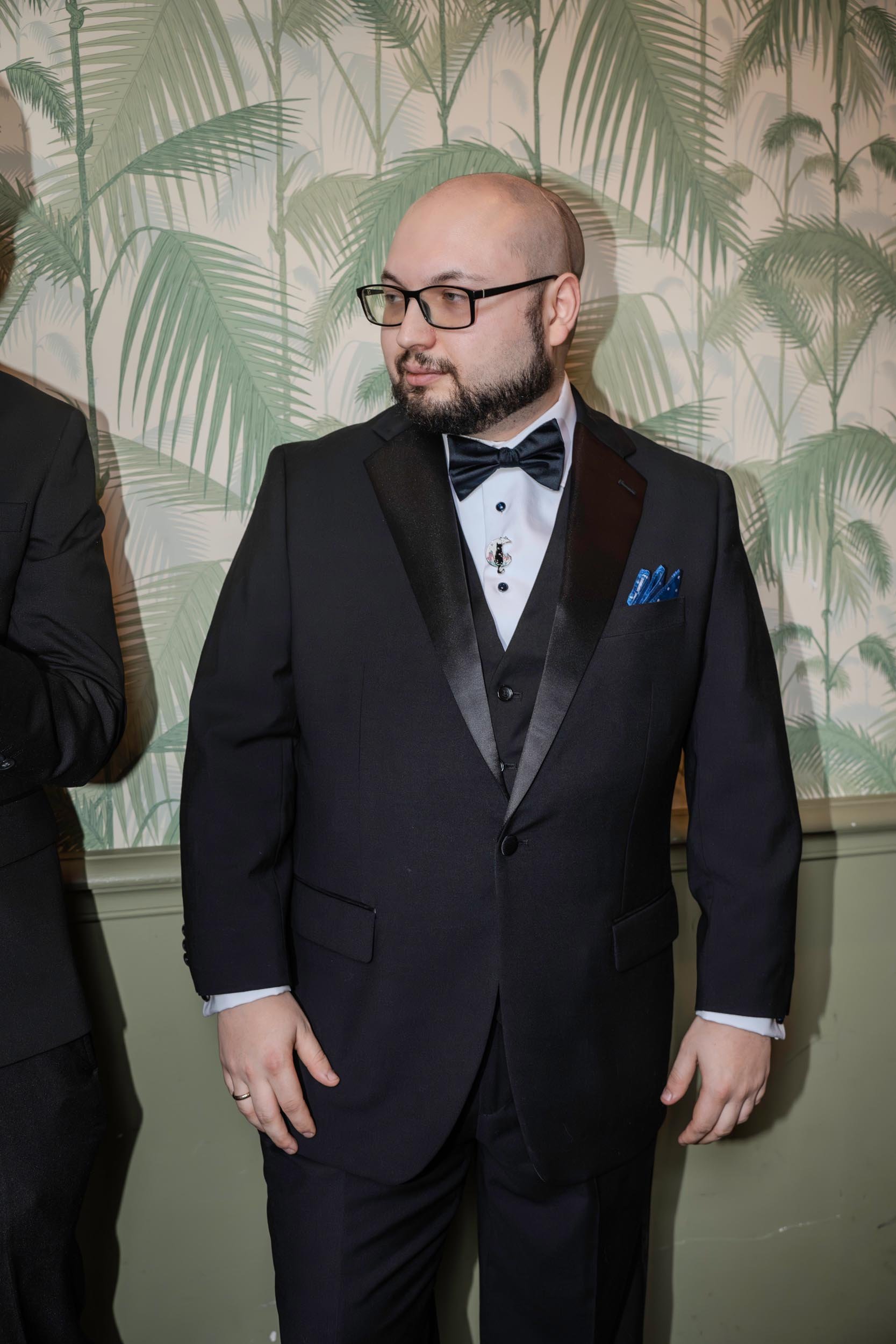 lisa-meijer-wedding-photography-kasteel-maurick-vught-noord-brabant-intimate-bi-cultural-bruiloft-groom-emotion-130.jpg