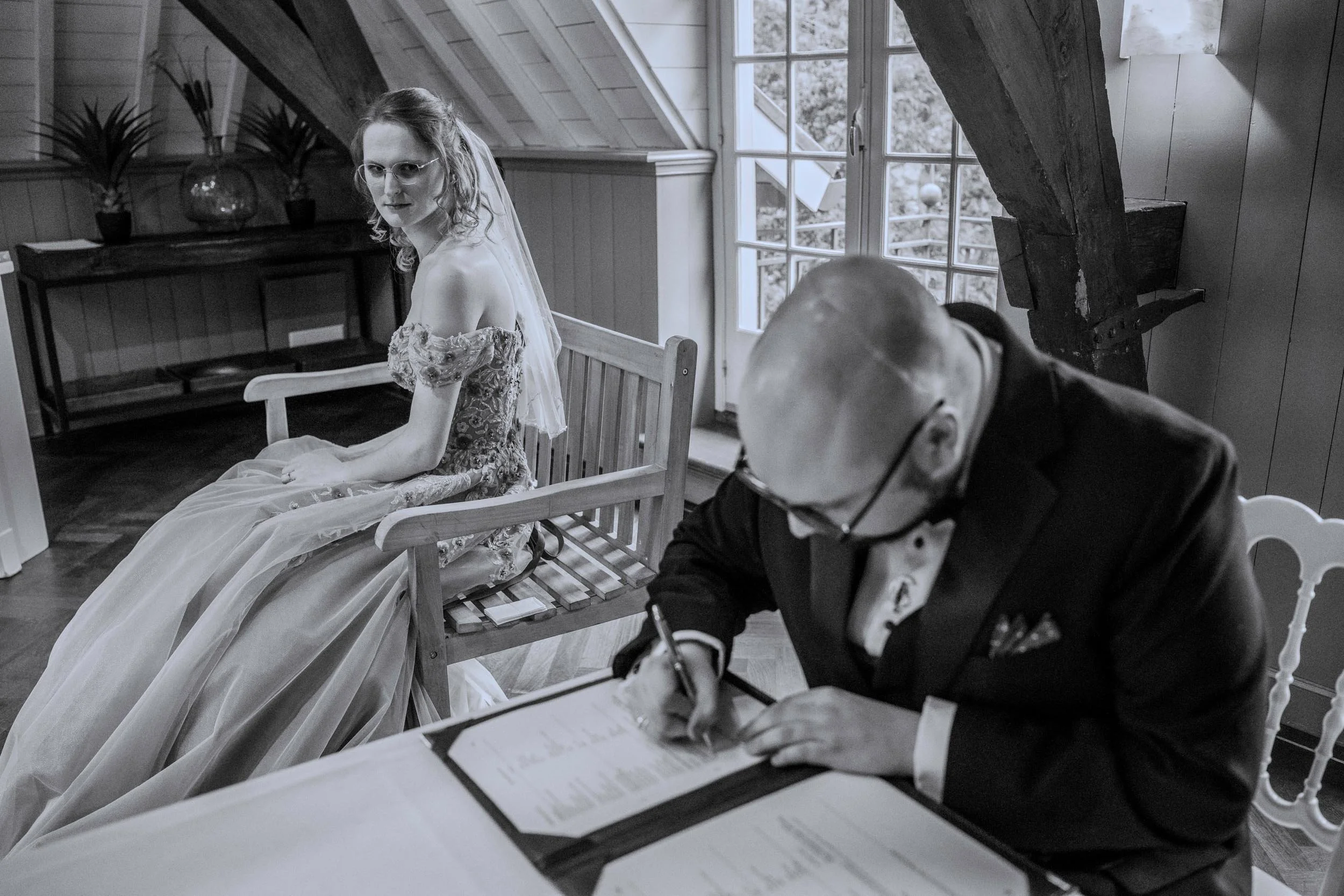 lisa-meijer-wedding-photography-kasteel-maurick-vught-noord-brabant-intimate-bi-cultural-bruiloft-signature-contract-36.jpg
