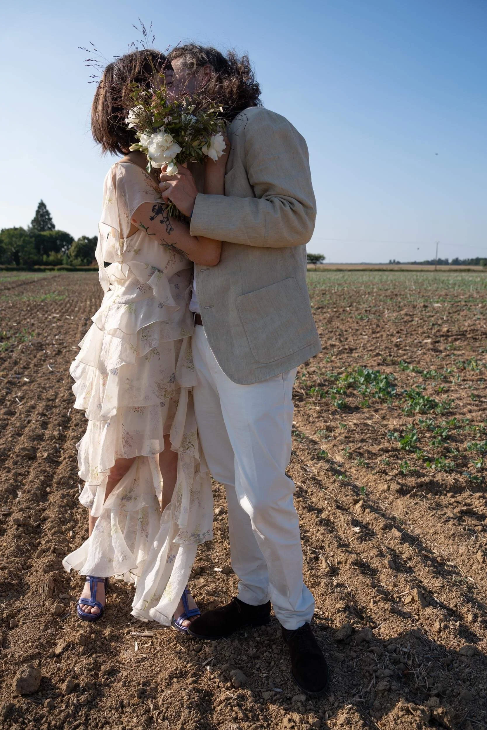 lisa-meijer-wedding-photography-la-cheraille-rambouillet-paris-country-wedding-mariage-champetre-weds-kiss-38.jpg