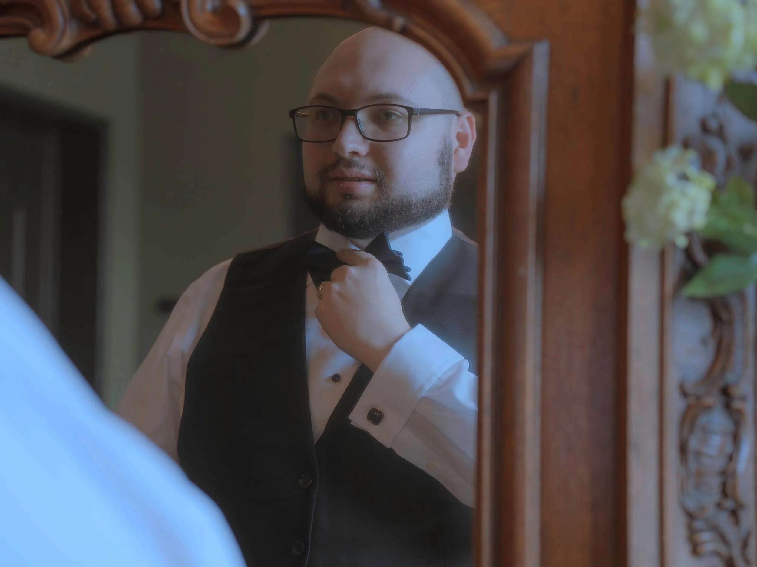 lisa-meijer-wedding-photography-kasteel-maurick-vught-noord-brabant-intimate-bi-cultural-bruiloft-groom-mirror-portrait-151.jpg