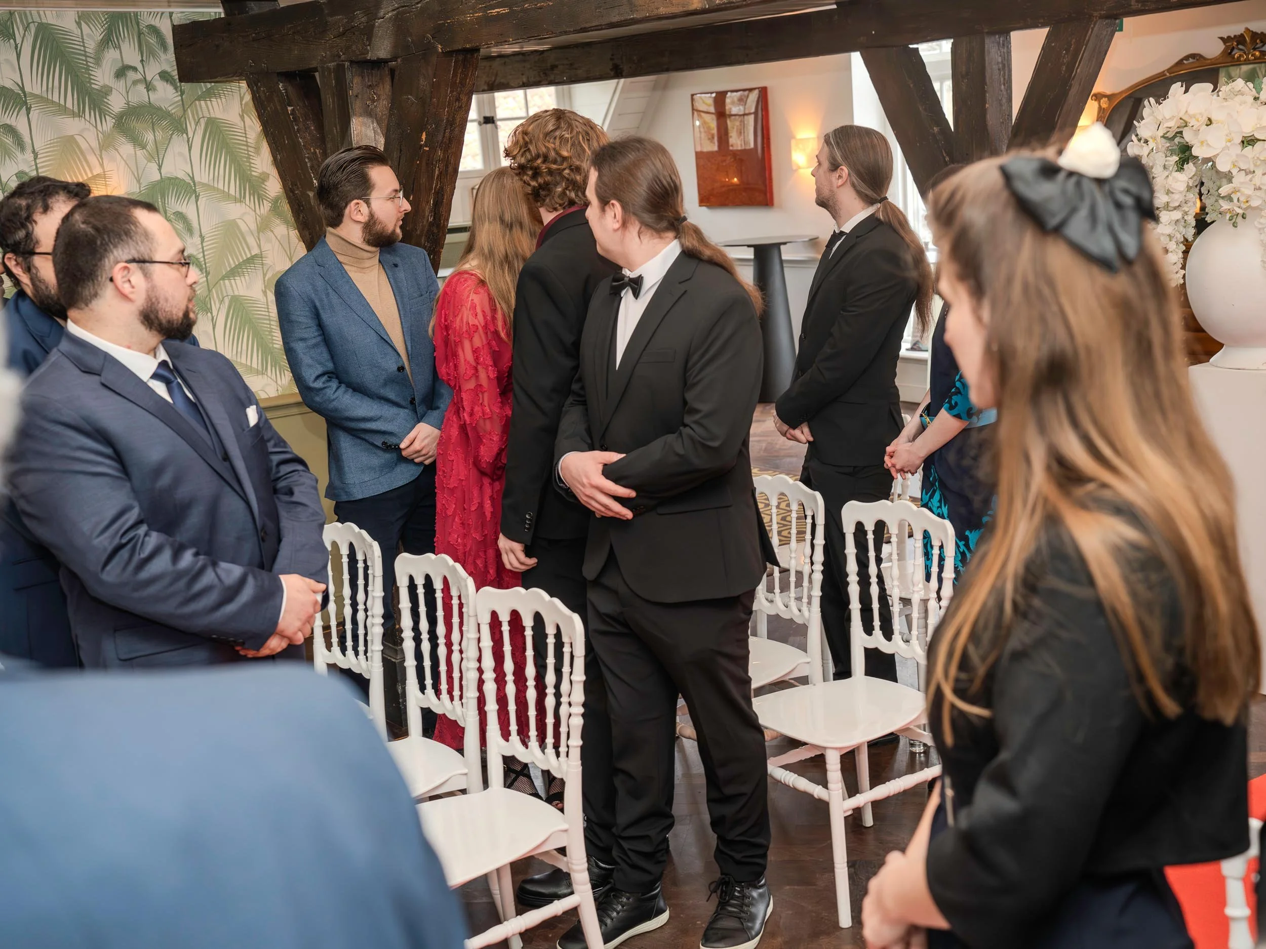 lisa-meijer-wedding-photography-kasteel-maurick-vught-noord-brabant-intimate-bi-cultural-bruiloft-arrival-of-the-groom-55.jpg
