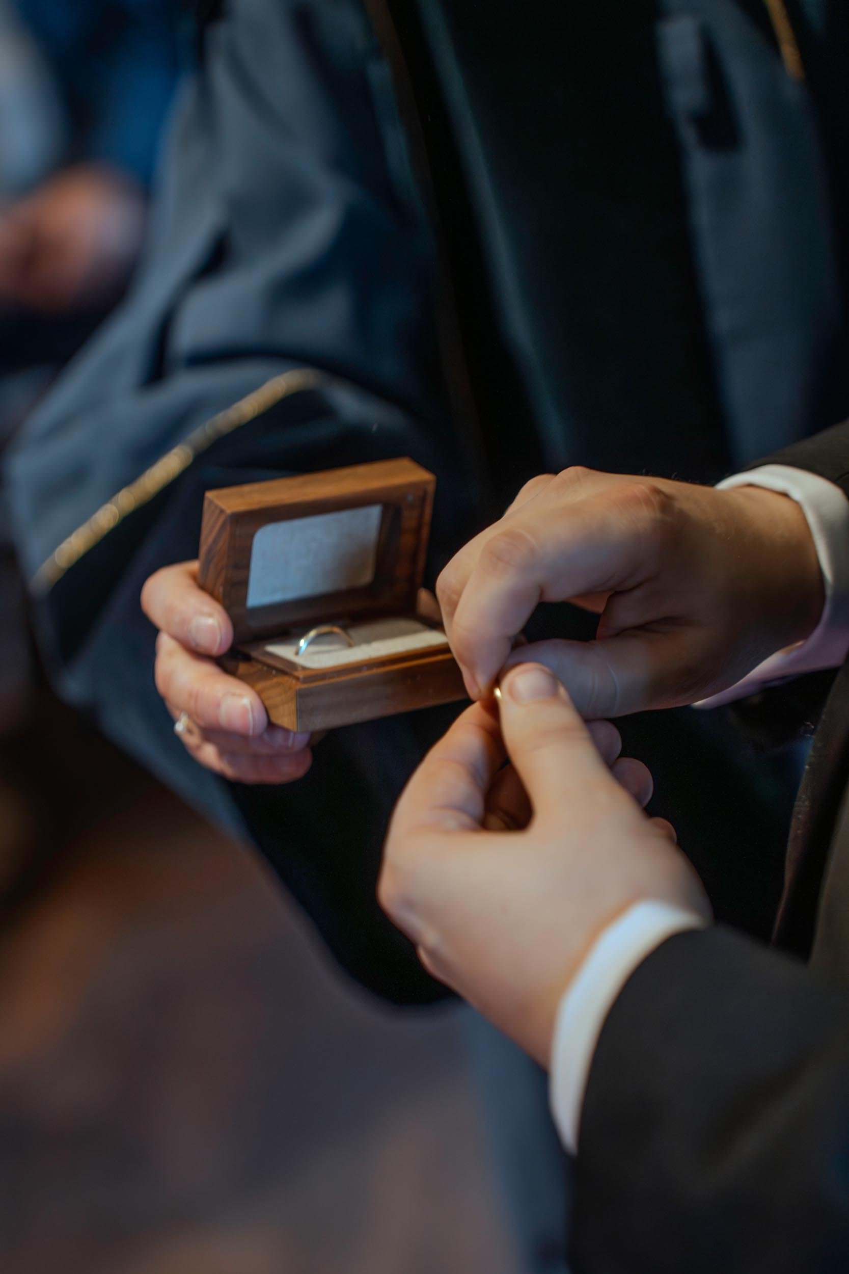 lisa-meijer-wedding-photography-kasteel-maurick-vught-noord-brabant-intimate-bi-cultural-bruiloft-ring-153.jpg